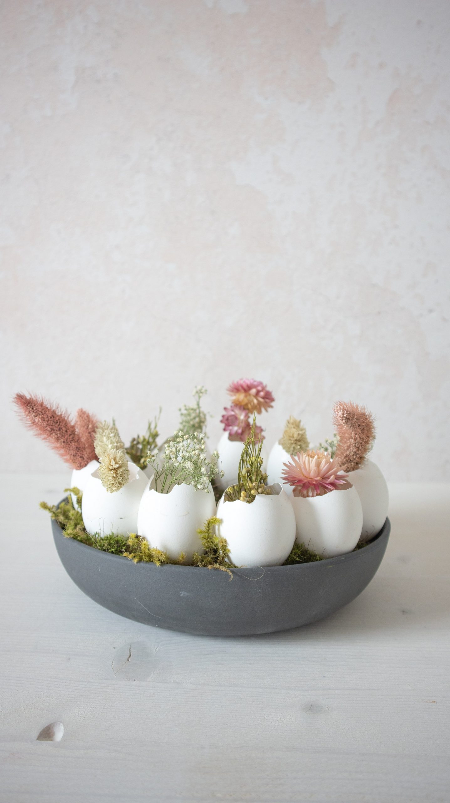 Last Minute Osterdeko basteln: DIY Eierkranz aus Eierschalen & Trockenblumen für deine Tischdeko einfach selber machen mit Naturmaterialien.