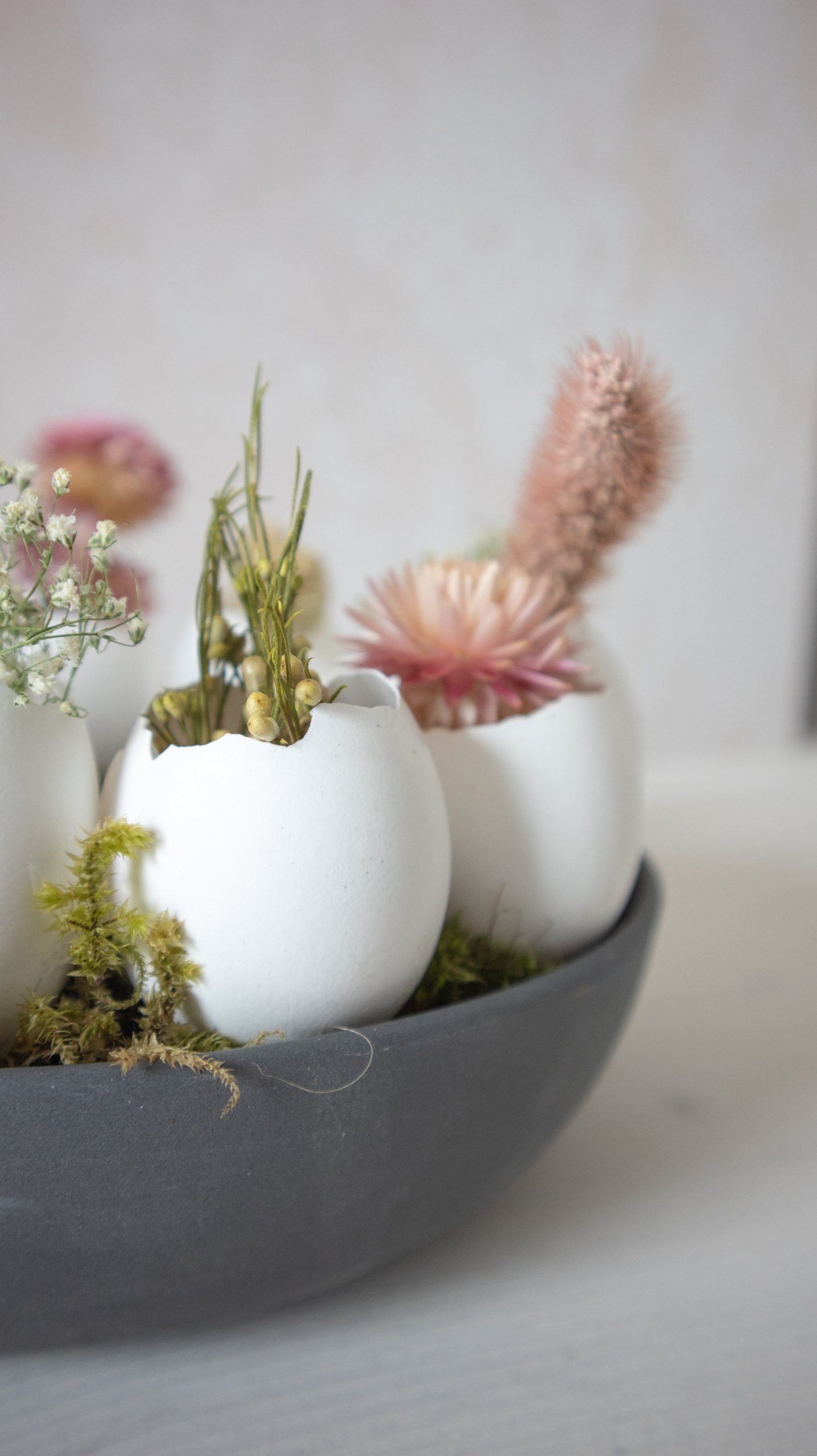 Last Minute Osterdeko basteln: DIY Eierkranz aus Eierschalen & Trockenblumen für deine Tischdeko einfach selber machen mit Naturmaterialien.