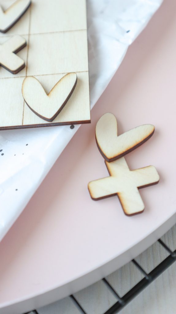 Herz und Kreuz aus Holz gelasert - Mr. Beam