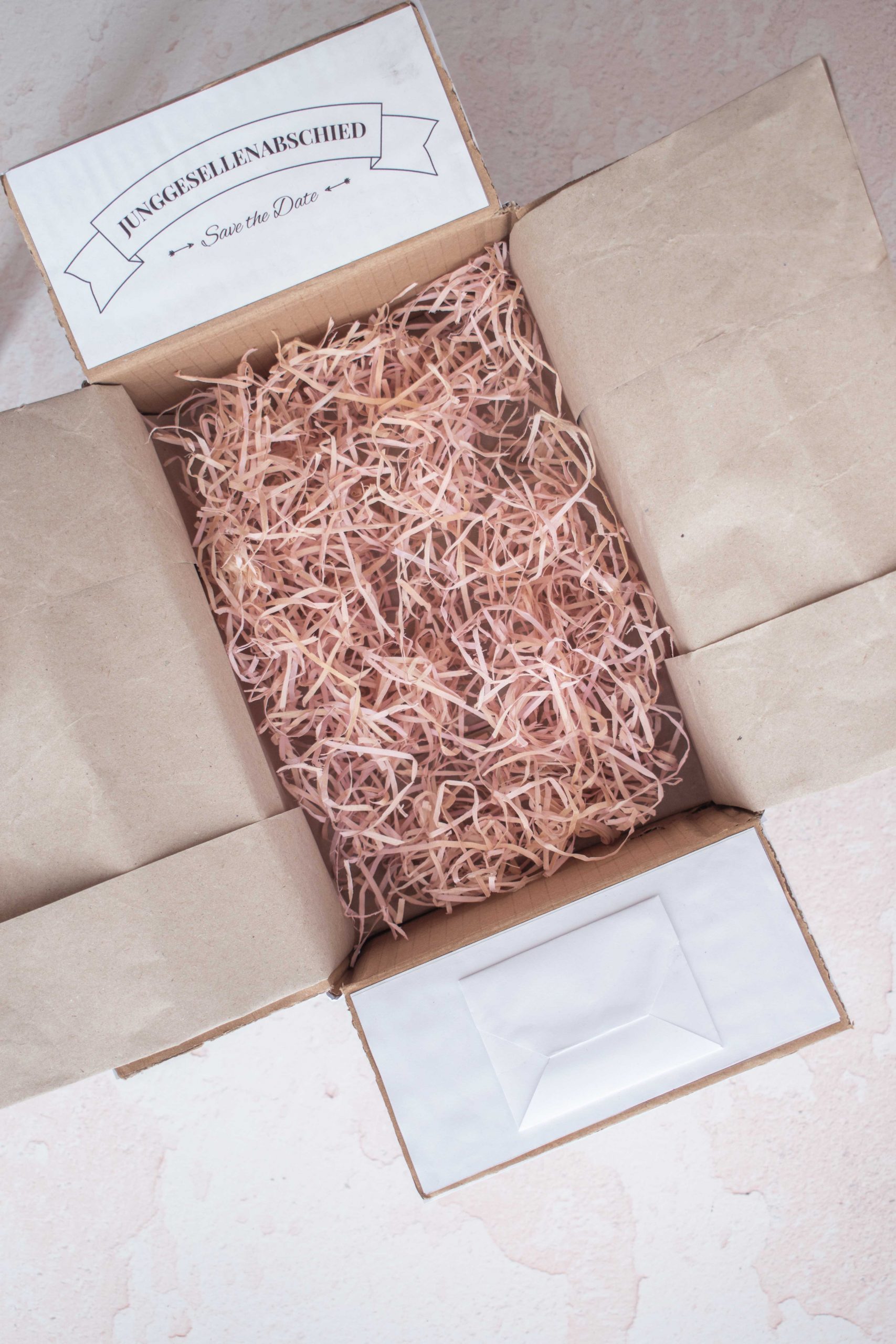 Junggesellenabschied planen: DIY-Idee für die perfekte Einladung zum JGA als Überraschungspost für die Mädels für einen unvergesslichen Tag - Kati Make It! 