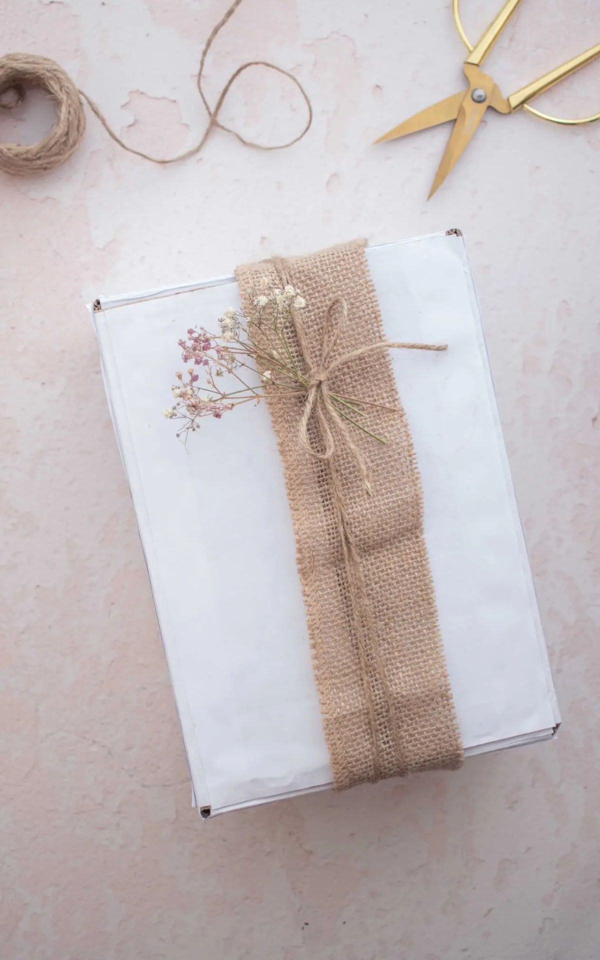 JGA Einladung selber machen: DIY-Idee für die perfekte Einladung zum Junggesellinnenabschied als Überraschungspost für einen unvergessliche JGA Feier.