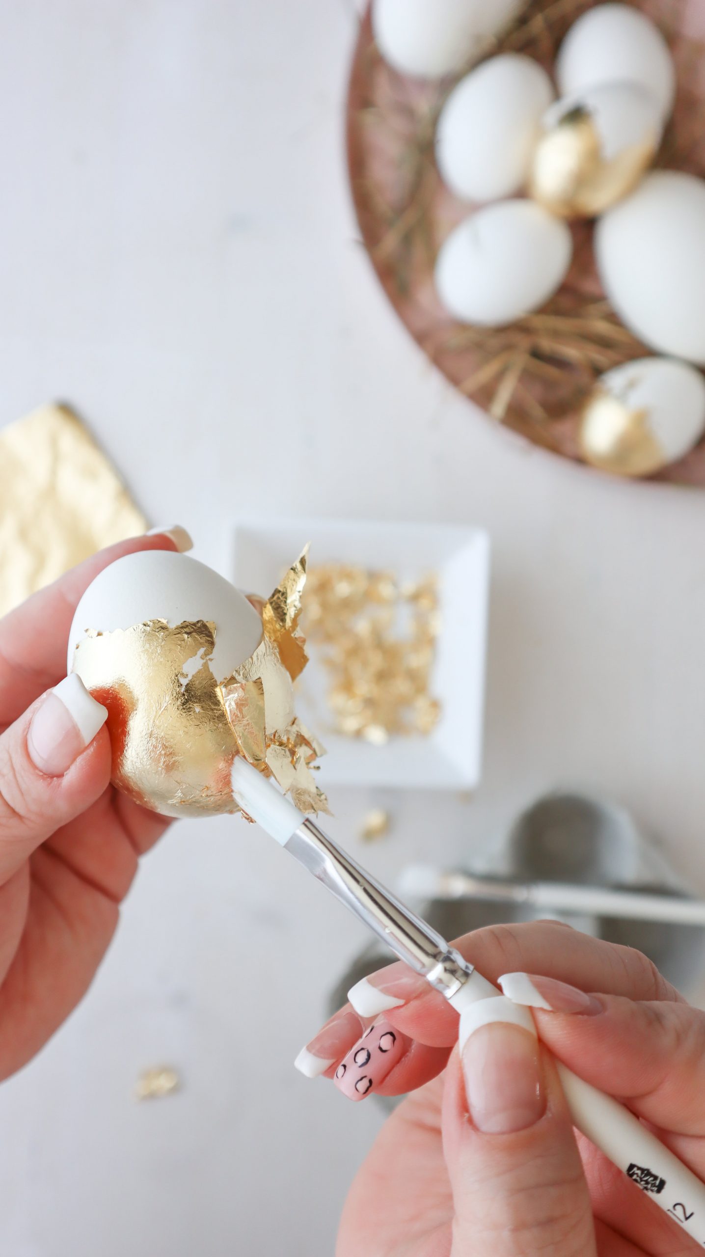 Ostereier zu Ostern basteln und mit Blattgold verzieren. DIY-Anleitung, Tipps & Tricks und 3 Ideen für die Osterei-Aufhängung. - Kati Make It!