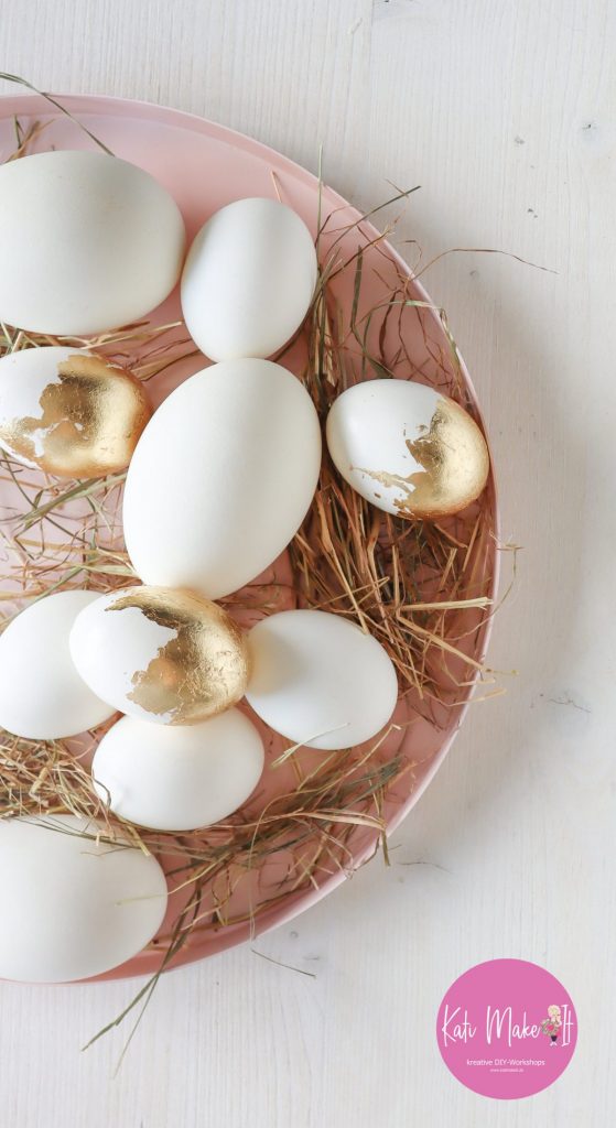 Für Ostern basteln: Ostereier mit Blattgold verzieren