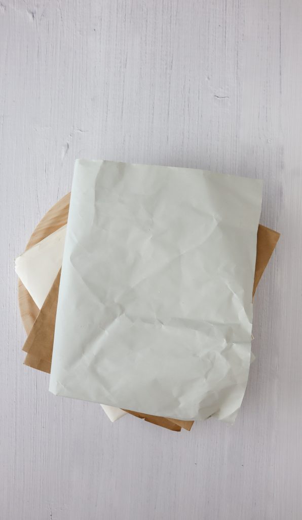 Bunte DIY Osterei Geschenkverpackung aus Papier basteln. So einfach und schön lassen sich Ostergeschenke und Osternester verpacken. 
