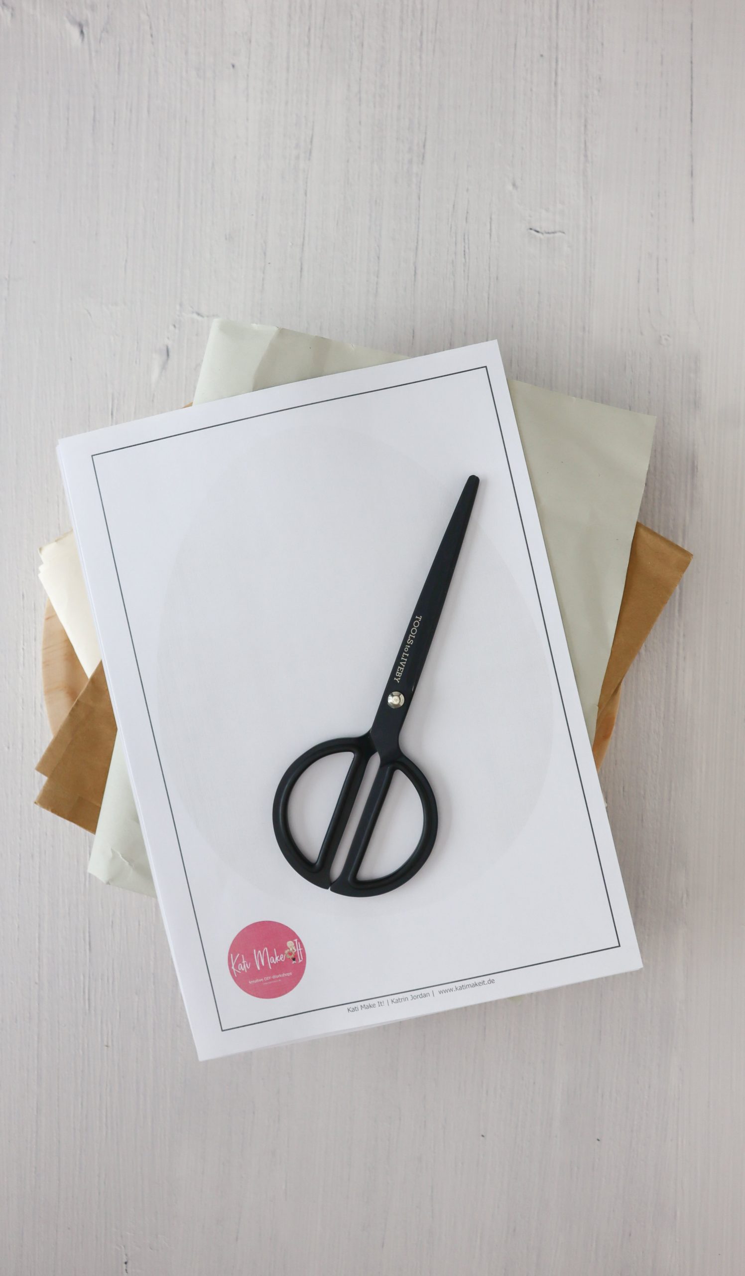 Bunte DIY Osterei Geschenkverpackung aus Papier basteln. So einfach und schön lassen sich Ostergeschenke und Osternester verpacken. 