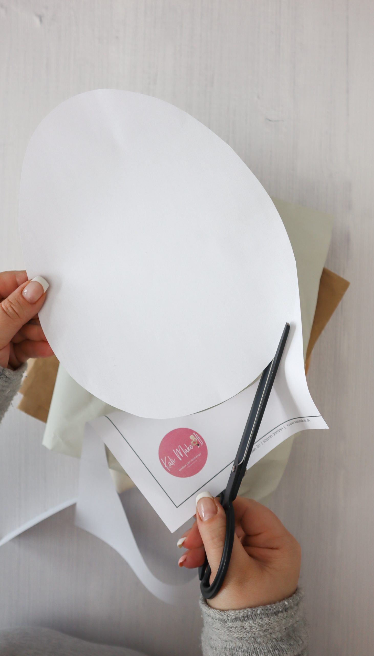 Bunte DIY Osterei Geschenkverpackung aus Papier basteln. So einfach und schön lassen sich Ostergeschenke und Osternester verpacken. 