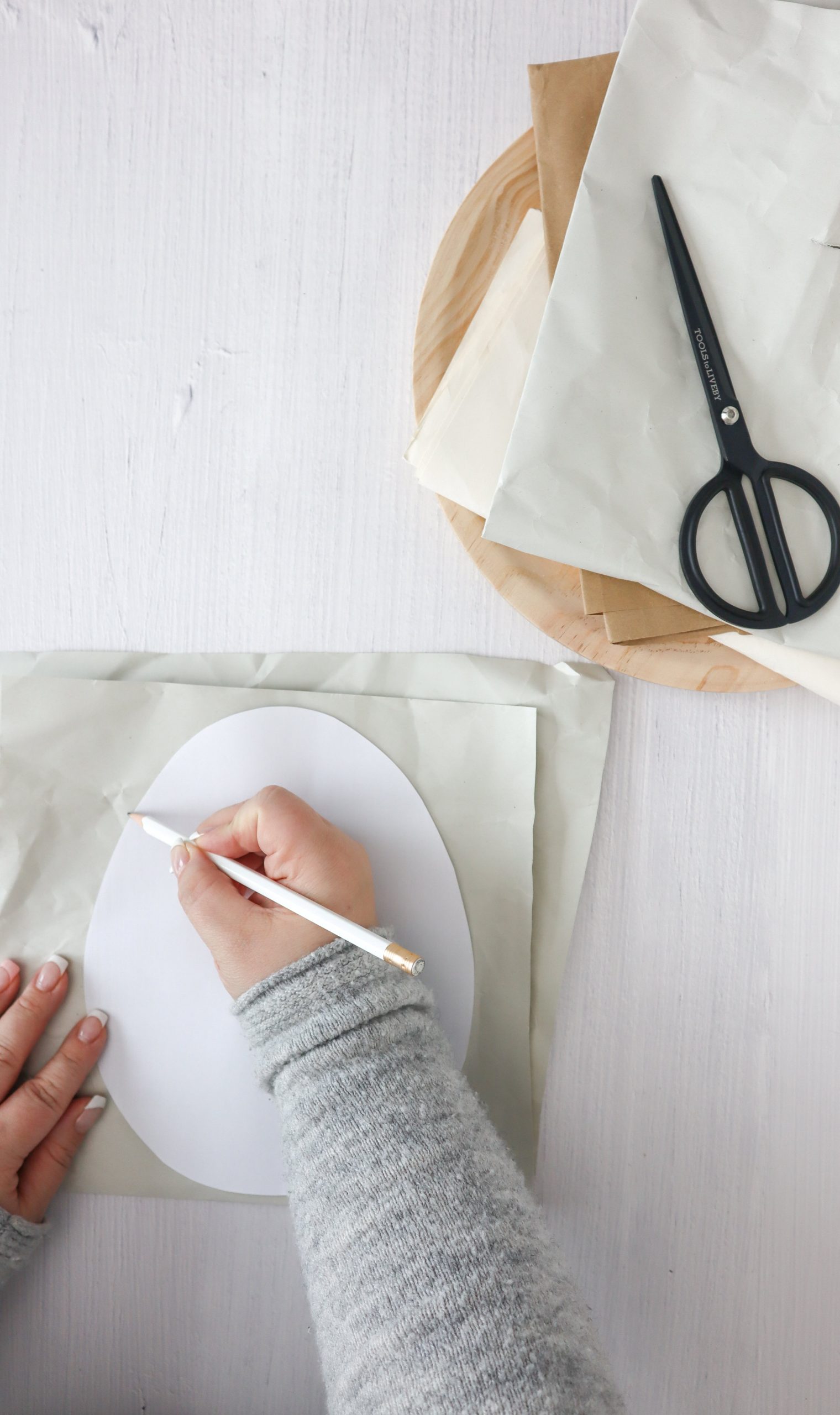 Bunte DIY Osterei Geschenkverpackung aus Papier basteln. So einfach und schön lassen sich Ostergeschenke und Osternester verpacken. 
