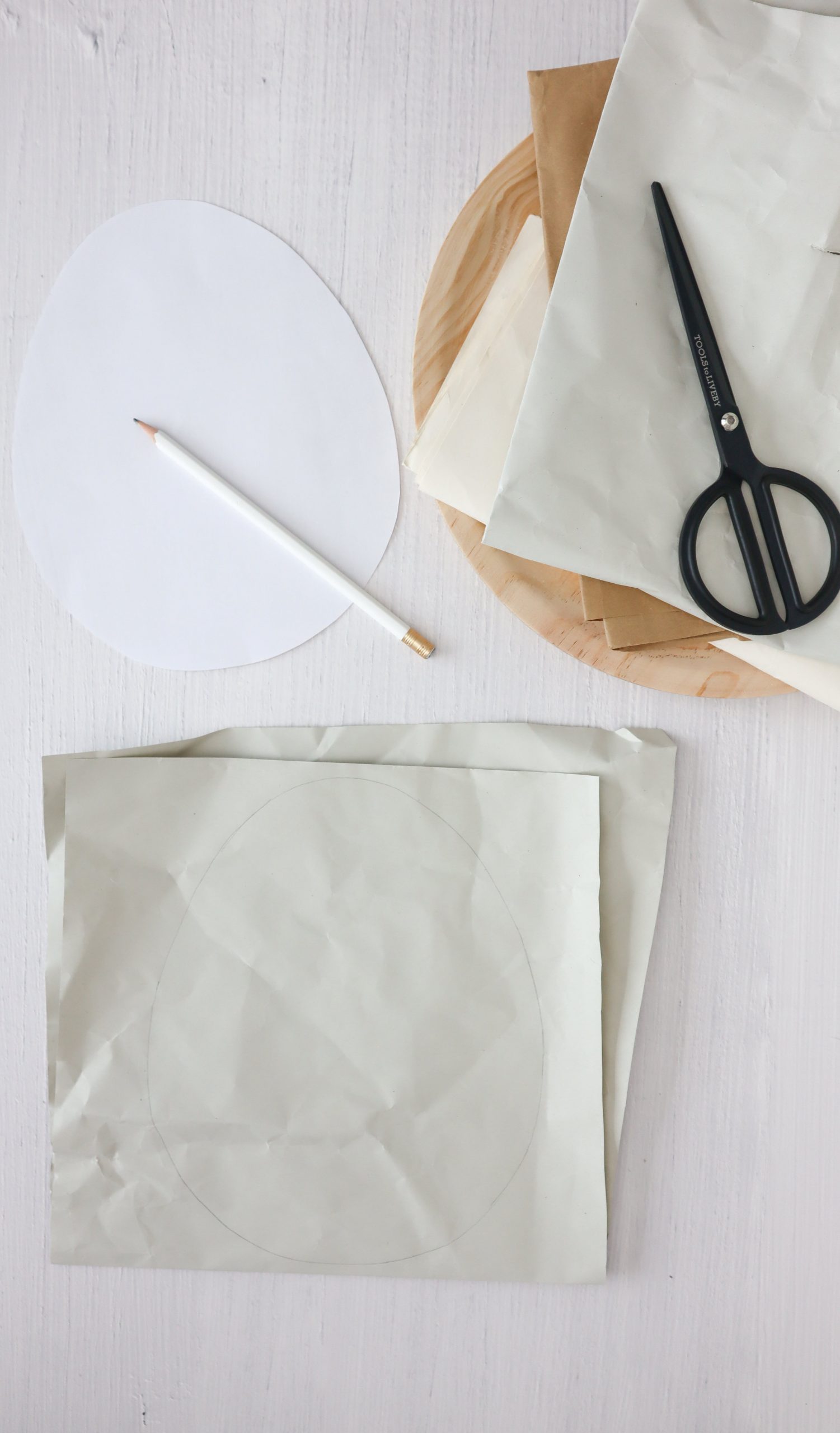 Bunte DIY Osterei Geschenkverpackung aus Papier basteln. So einfach und schön lassen sich Ostergeschenke und Osternester verpacken. 