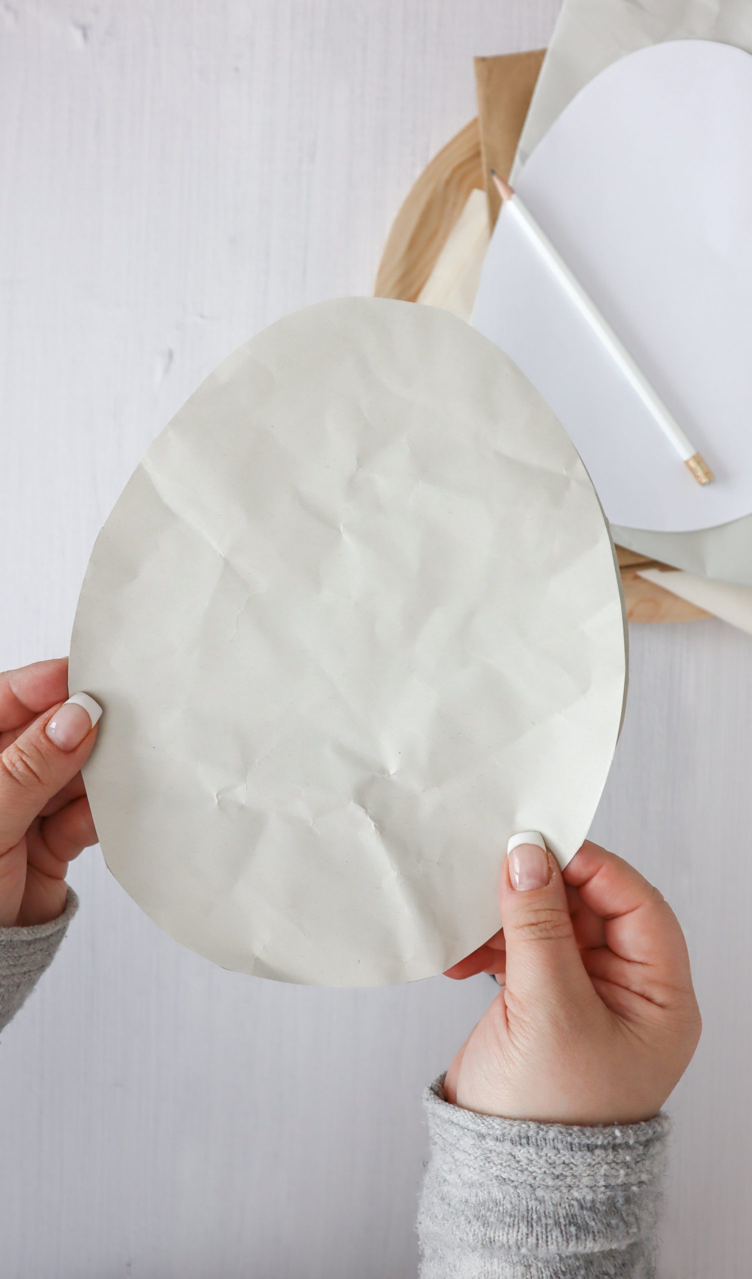Bunte DIY Osterei Geschenkverpackung aus Papier basteln. So einfach und schön lassen sich Ostergeschenke und Osternester verpacken. 