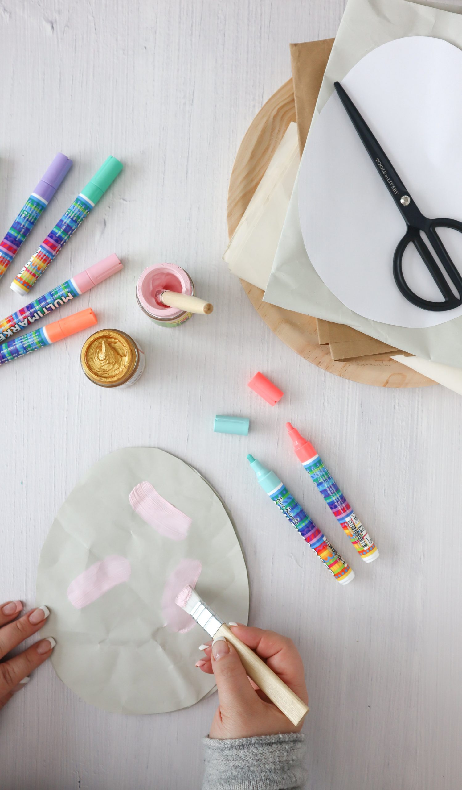 Bunte DIY Osterei Geschenkverpackung aus Papier basteln. So einfach und schön lassen sich Ostergeschenke und Osternester verpacken. 