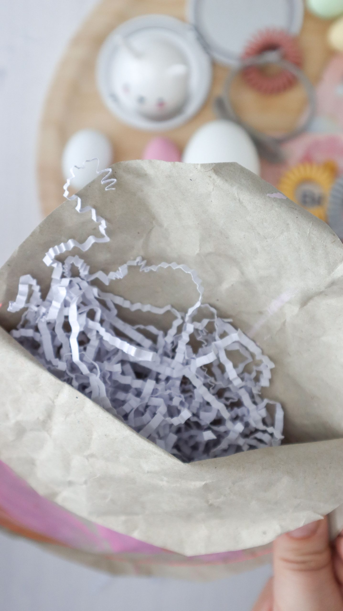 Bunte DIY Osterei Geschenkverpackung aus Papier basteln. So einfach und schön lassen sich Ostergeschenke und Osternester verpacken. 