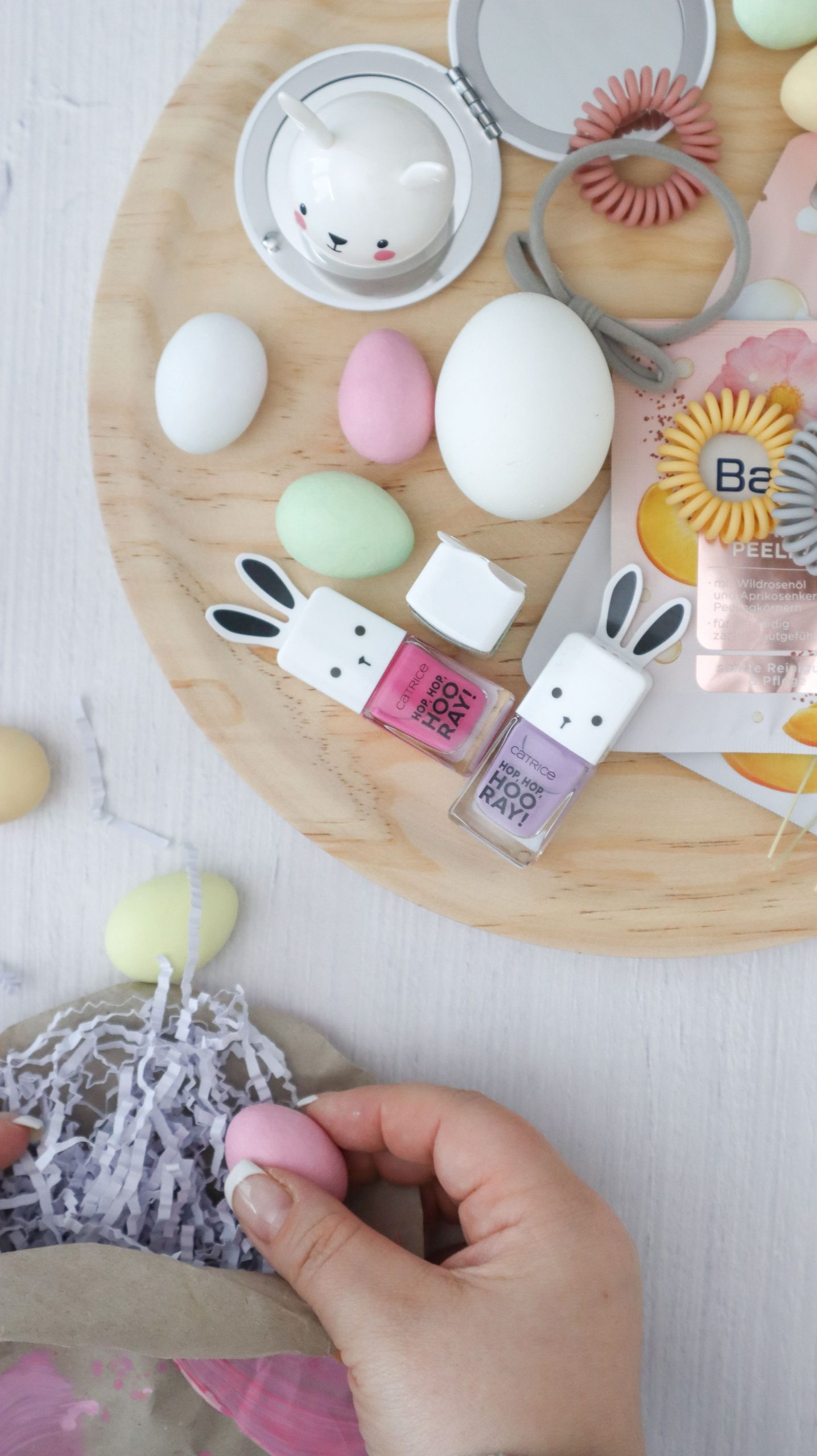 Bunte DIY Osterei Geschenkverpackung aus Papier basteln. So einfach und schön lassen sich Ostergeschenke und Osternester verpacken. 