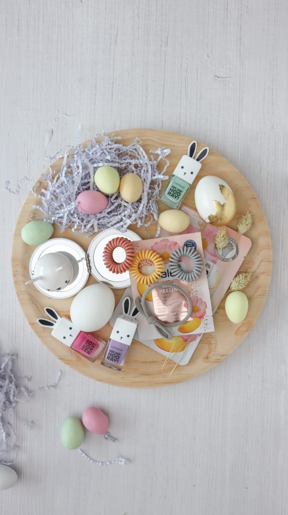 Bunte DIY Osterei Geschenkverpackung aus Papier basteln. So einfach und schön lassen sich Ostergeschenke und Osternester verpacken. 