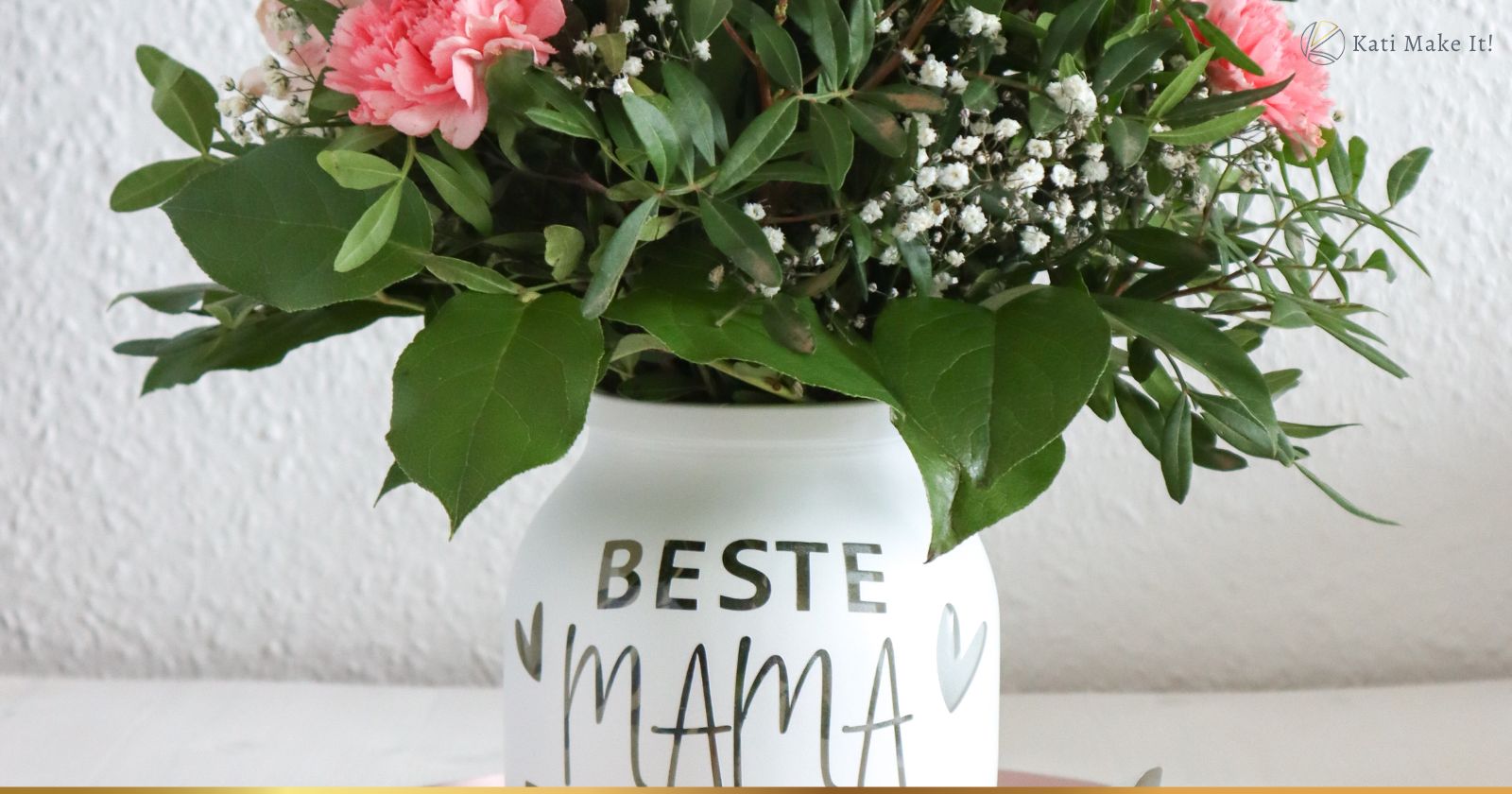 Kreative Geschenkidee zum Muttertag einfach selber machen: DIY Vase als Dekoidee und selbstgemachtes Geschenk zum Muttertag inkl. Vorlage von Kati Make It!