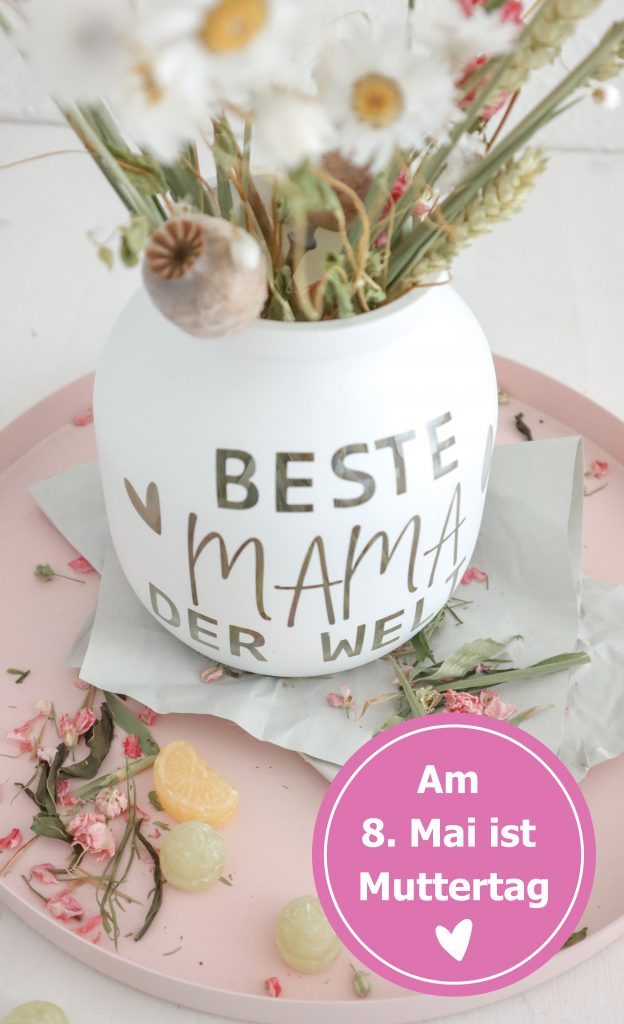 Kreative Geschenkidee zum Muttertag einfach selber machen: DIY Vase als Dekoidee und selbstgemachtes Geschenk zum Muttertag inkl. Vorlage von Kati Make It!