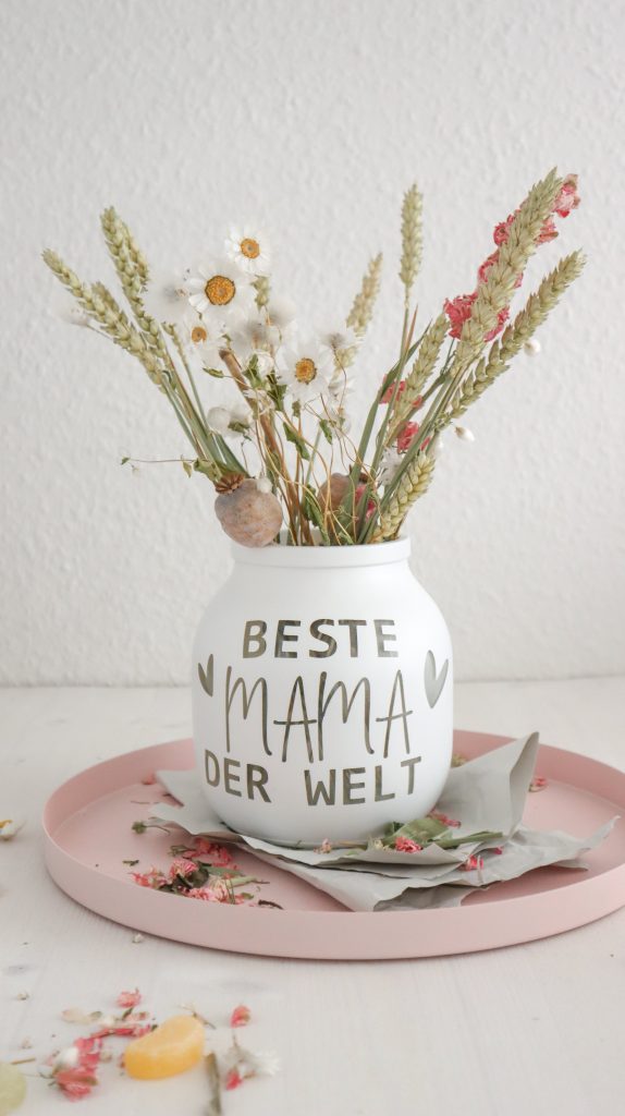 Kreative Geschenkidee zum Muttertag einfach selber machen: DIY Vase als Dekoidee und selbstgemachtes Geschenk zum Muttertag inkl. Vorlage von Kati Make It!