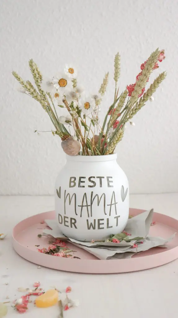 Geschenkidee zum Muttertag: DIY Blumenvase aus Altglas