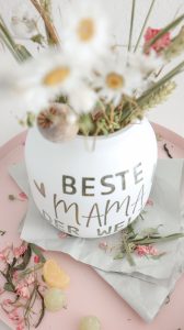 Geschenkidee zum Muttertag: DIY Blumenvase aus Altglas | Kati Make It!