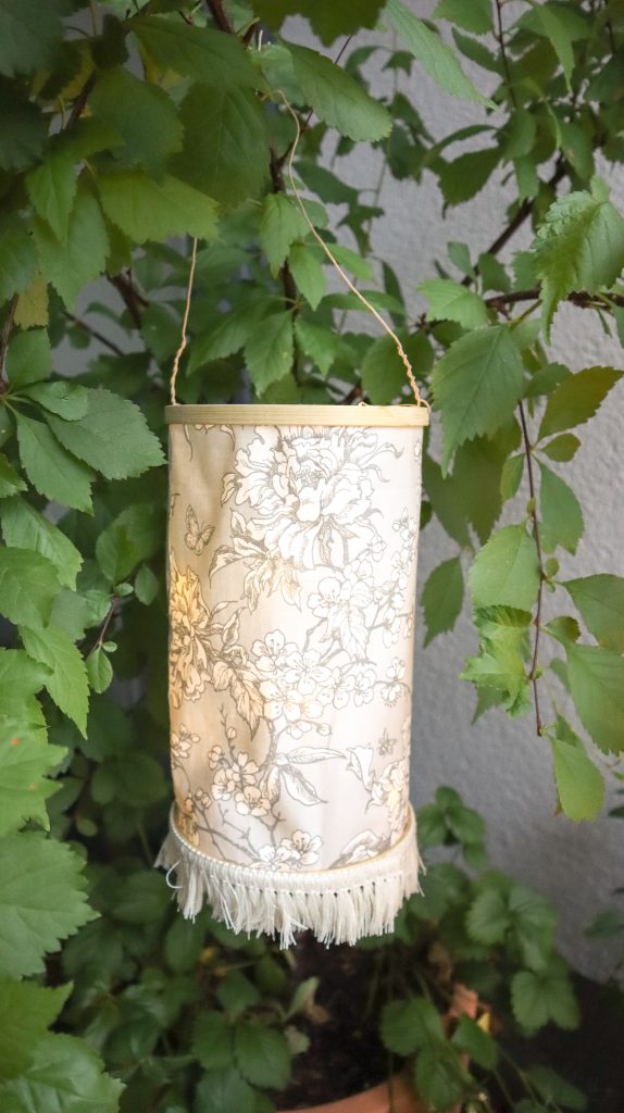 Sommer-Deko schöne Idee für draußen: Lampions für den Garten oder Balkon aus Stoff basteln. Ganz einfach selbermachen ohne Nähen - Kati Make It 