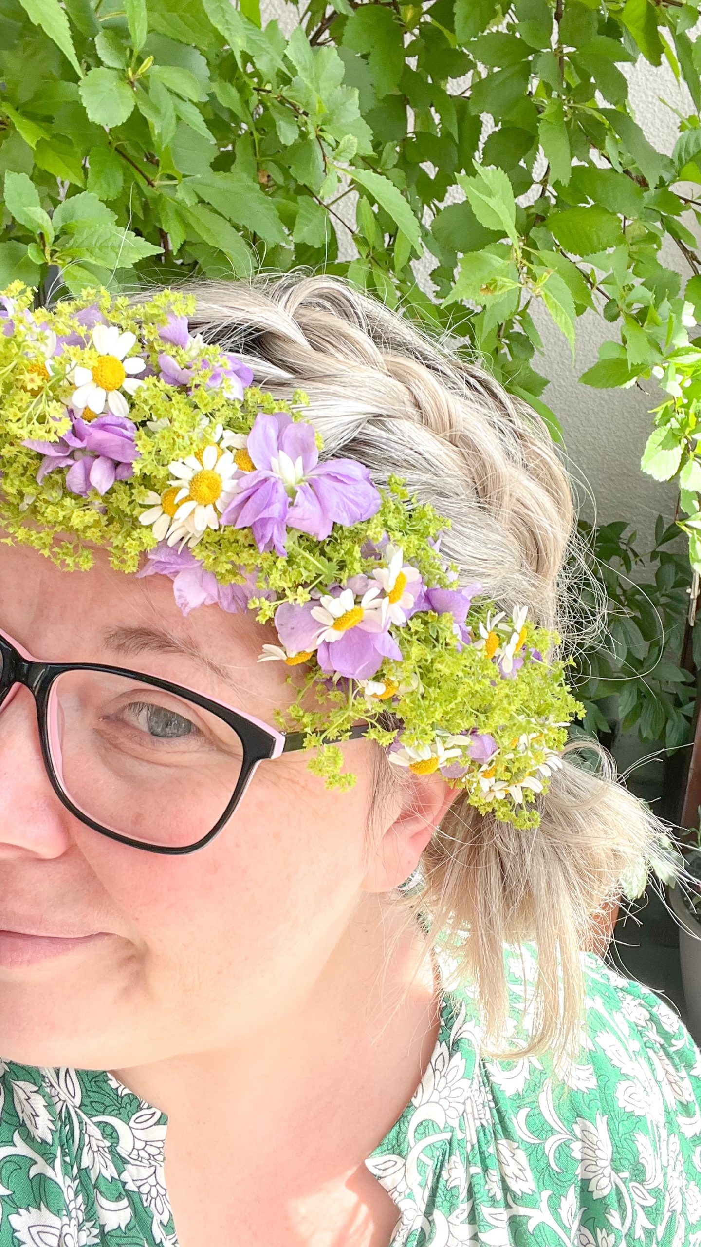 So einfach ist Blumenkranz binden: Als Haarschmuck oder Deko für JGA, Hochzeit, Festivals & Midsommar, mit dieser Anleitung ist Blumenkränze selber machen ganz leicht!