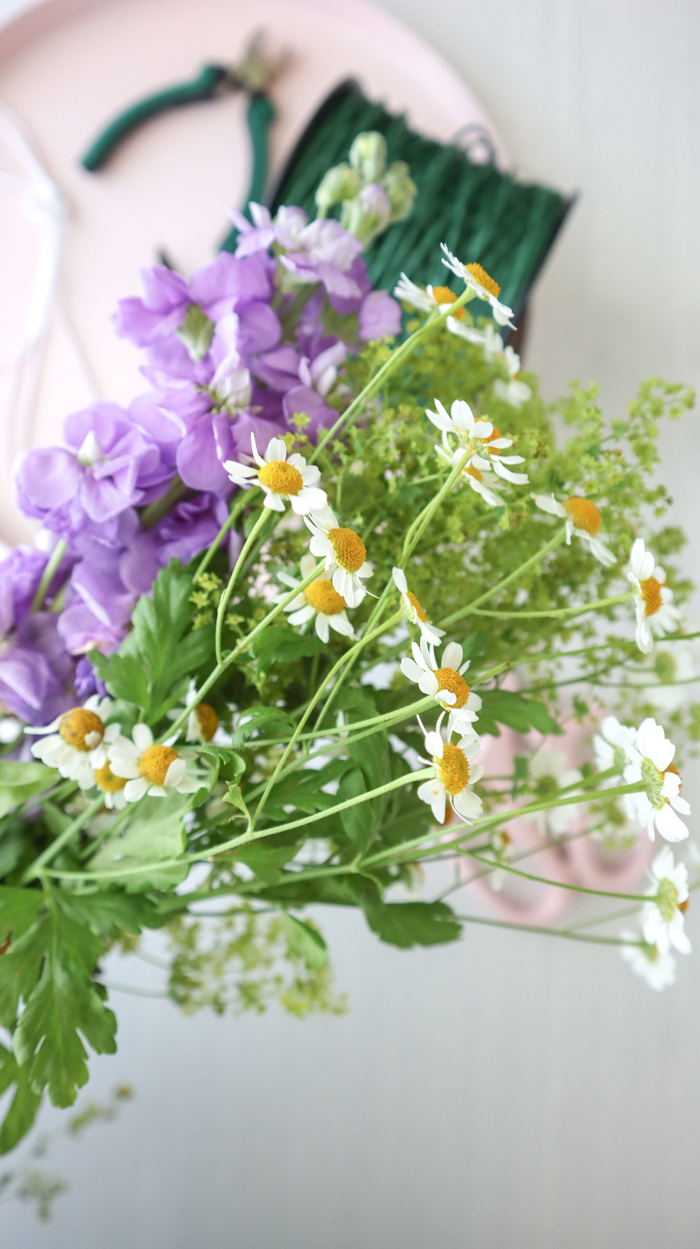 So einfach ist Blumenkranz binden: Als Haarschmuck oder Deko für JGA, Hochzeit, Festivals & Midsommar, mit dieser Anleitung ist Blumenkränze selber machen ganz leicht!