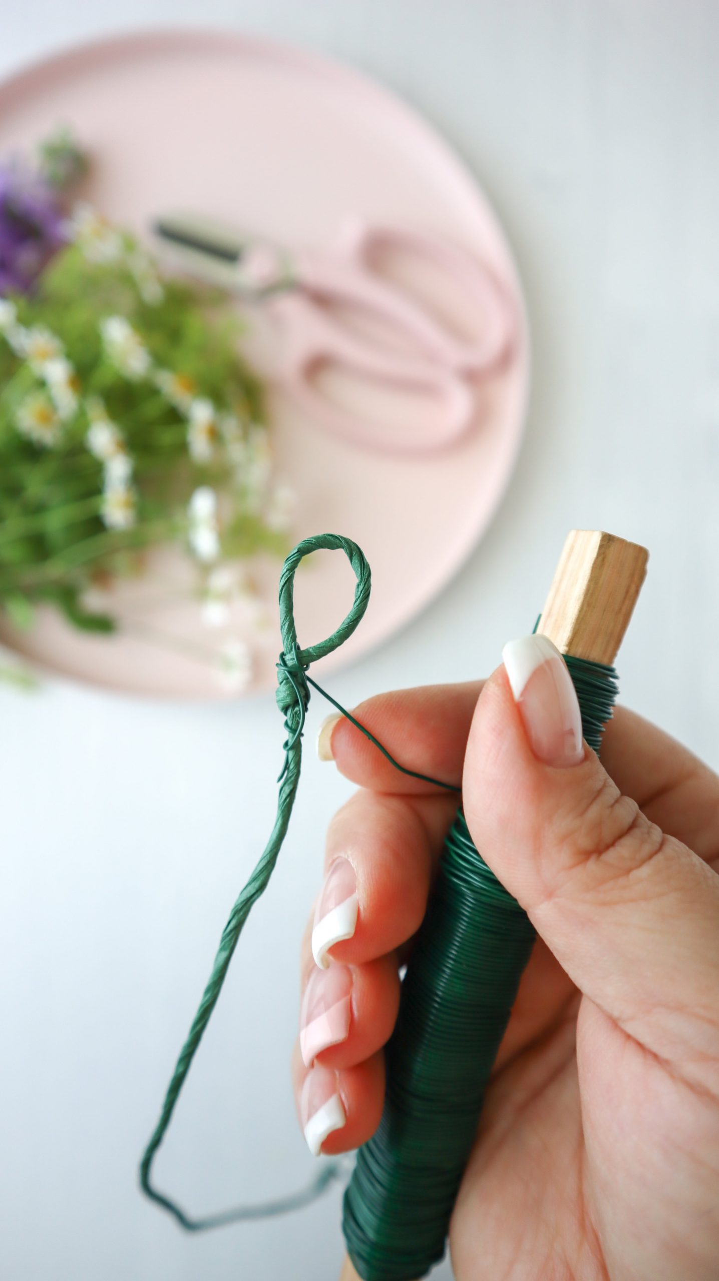 So einfach ist Blumenkranz binden: Als Haarschmuck oder Deko für JGA, Hochzeit, Festivals & Midsommar, mit dieser Anleitung ist Blumenkränze selber machen ganz leicht!