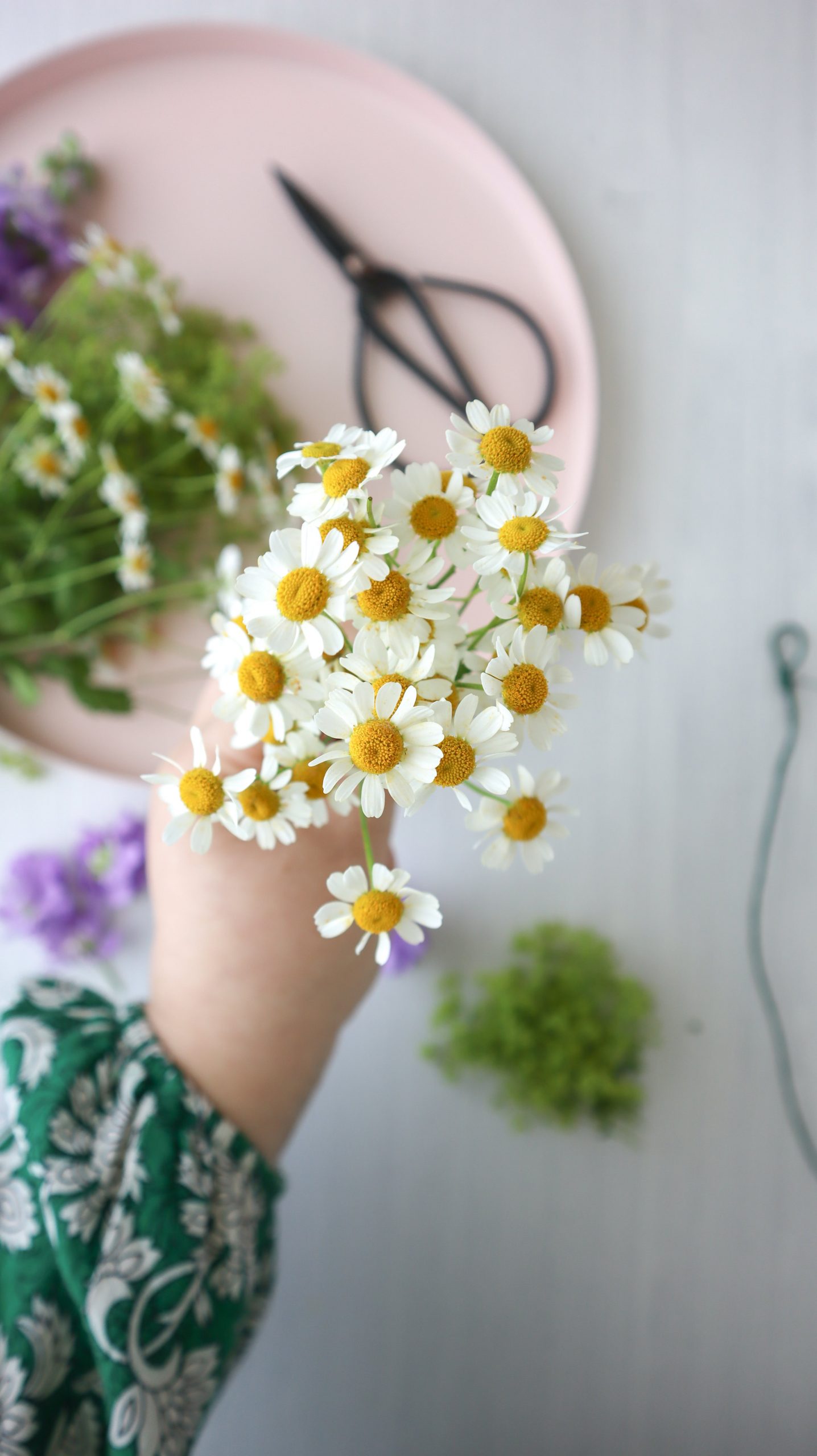 Blumenkränze fürs Haar aus frischen Blumen ganz einfach selbermachen. Einfache Anleitung DIY Blumenkranz für JGA, Hochzeit, Festival und Midsommar - Kati Make It!