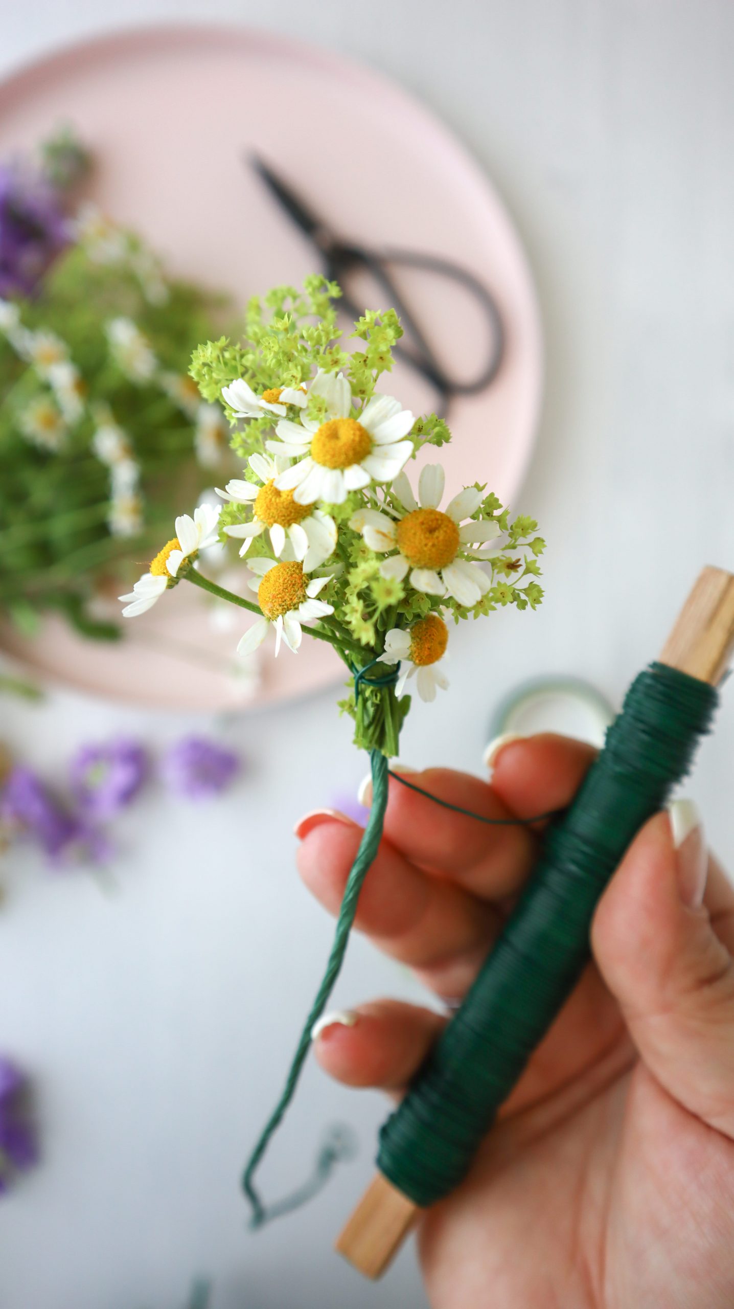 Blumenkränze fürs Haar aus frischen Blumen ganz einfach selbermachen. Einfache Anleitung DIY Blumenkranz für JGA, Hochzeit, Festival und Midsommar - Kati Make It!