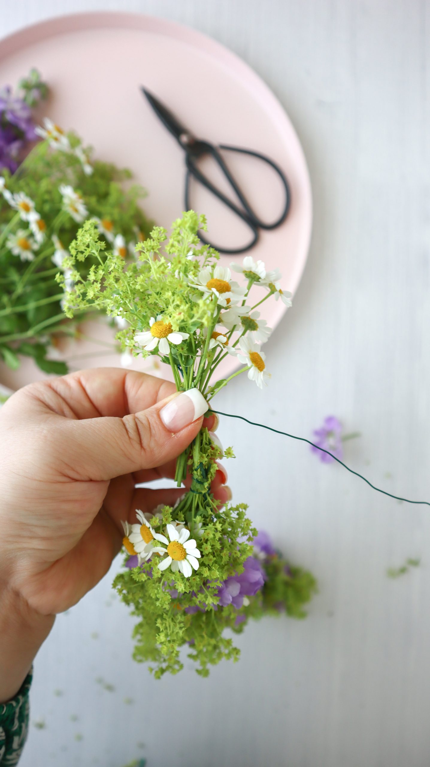 So einfach ist Blumenkranz binden: Als Haarschmuck oder Deko für JGA, Hochzeit, Festivals & Midsommar, mit dieser Anleitung ist Blumenkränze selber machen ganz leicht!