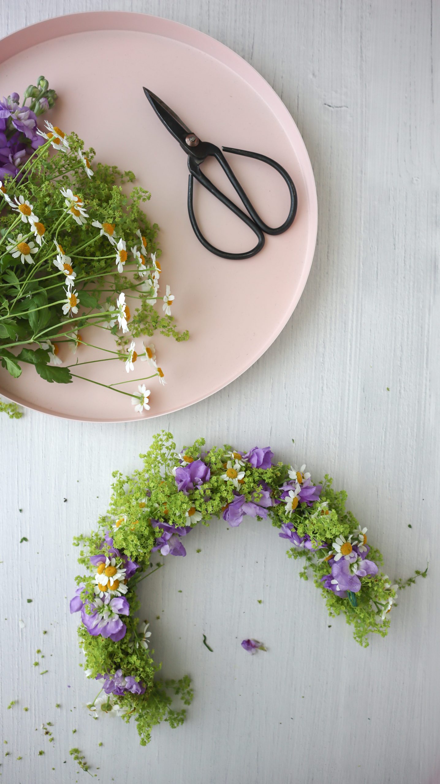 So einfach ist Blumenkranz binden: Als Haarschmuck oder Deko für JGA, Hochzeit, Festivals & Midsommar, mit dieser Anleitung ist Blumenkränze selber machen ganz leicht!