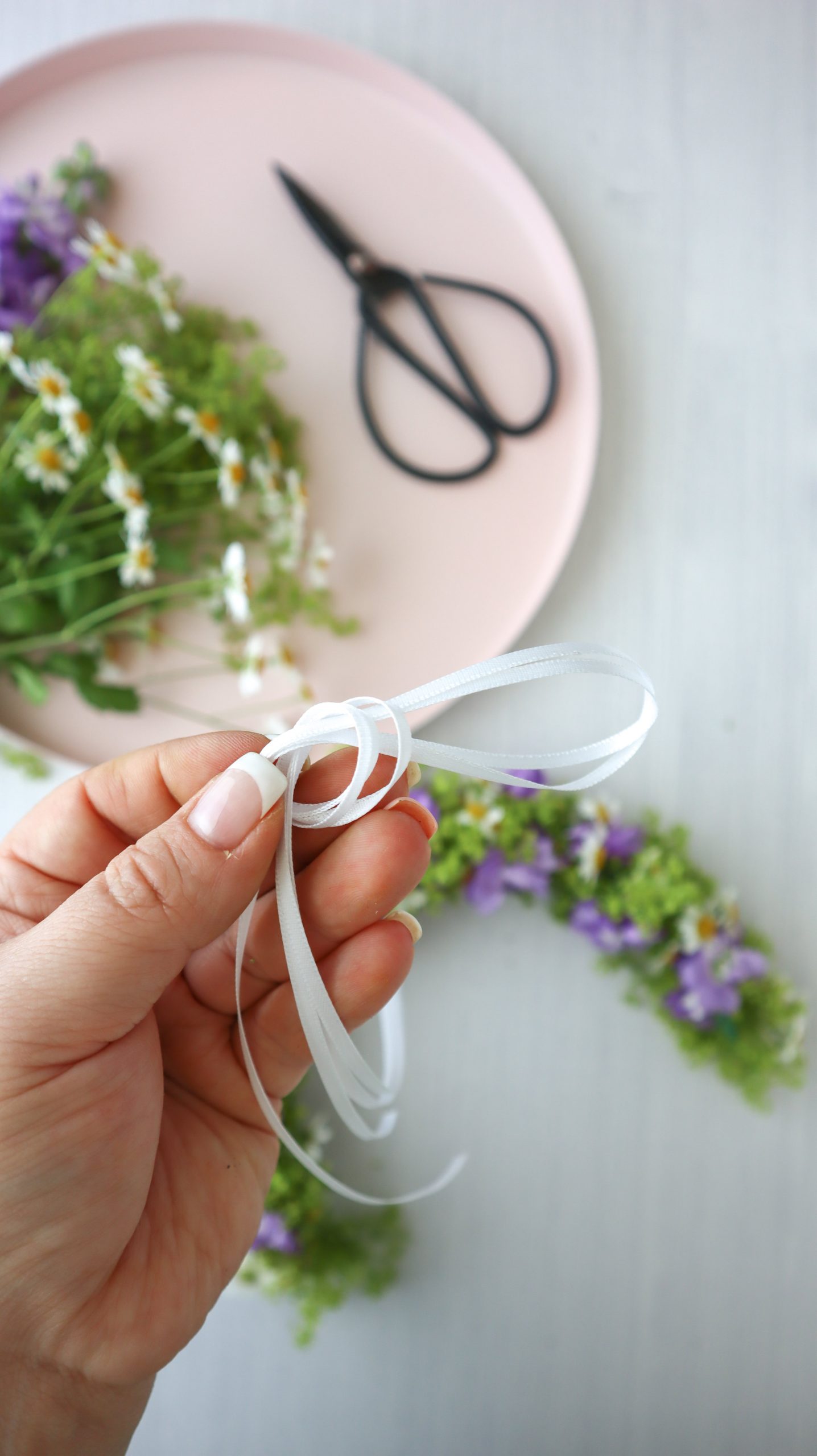 So einfach ist Blumenkranz binden: Als Haarschmuck oder Deko für JGA, Hochzeit, Festivals & Midsommar, mit dieser Anleitung ist Blumenkränze selber machen ganz leicht!