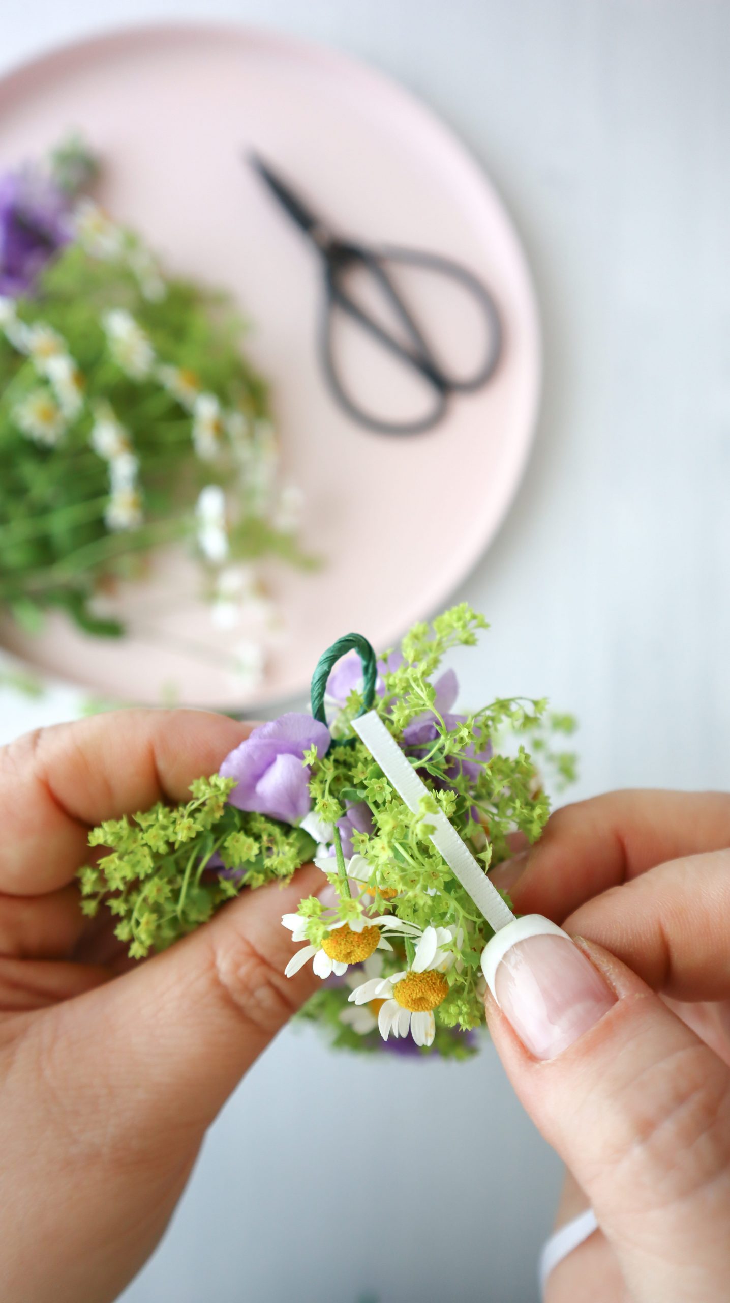 So einfach ist Blumenkranz binden: Als Haarschmuck oder Deko für JGA, Hochzeit, Festivals & Midsommar, mit dieser Anleitung ist Blumenkränze selber machen ganz leicht!