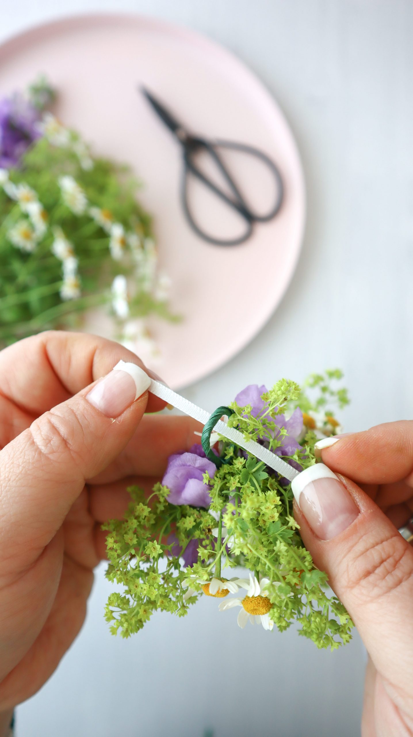 So einfach ist Blumenkranz binden: Als Haarschmuck oder Deko für JGA, Hochzeit, Festivals & Midsommar, mit dieser Anleitung ist Blumenkränze selber machen ganz leicht!