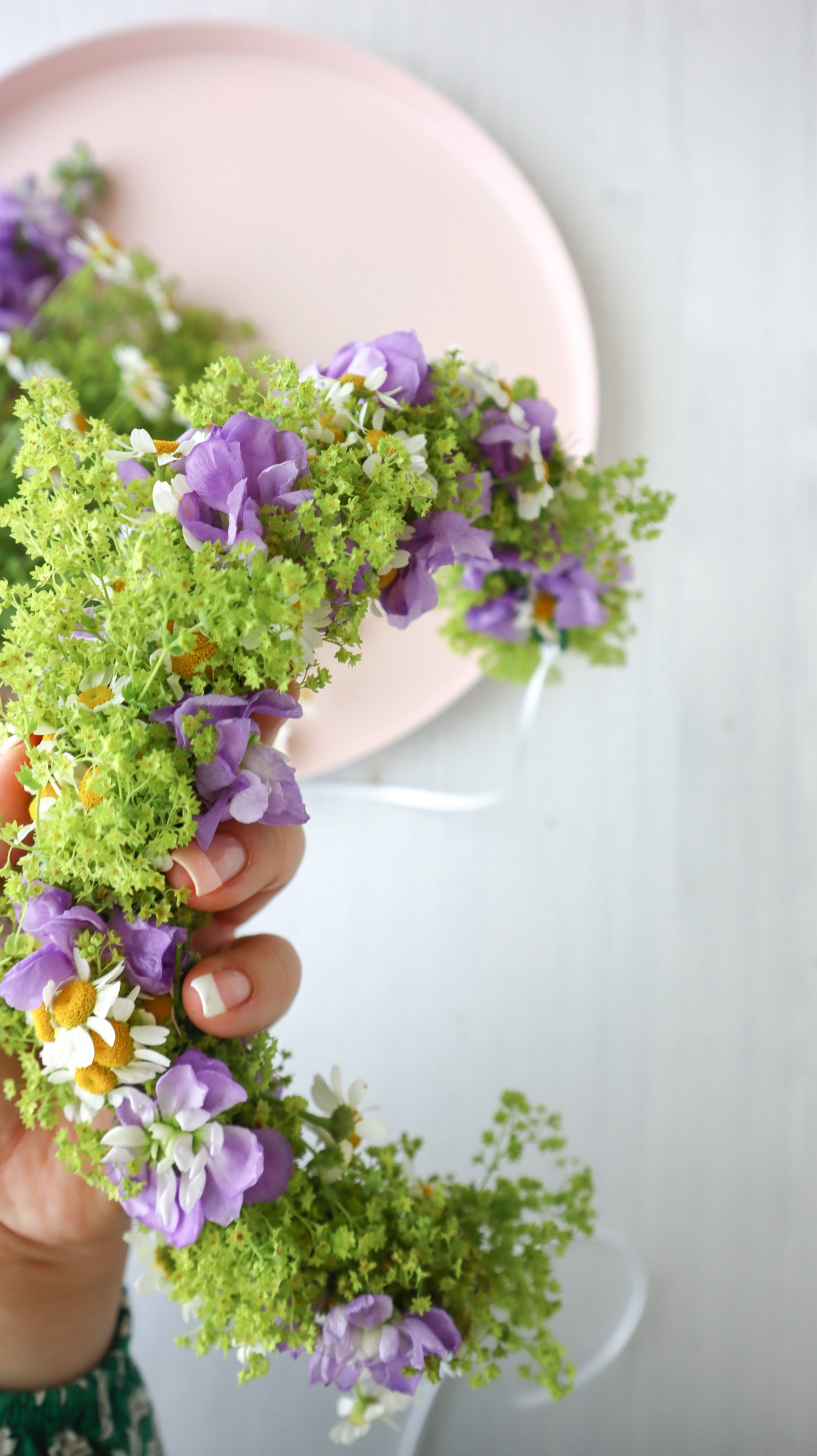 So einfach ist Blumenkranz binden: Als Haarschmuck oder Deko für JGA, Hochzeit, Festivals & Midsommar, mit dieser Anleitung ist Blumenkränze selber machen ganz leicht!