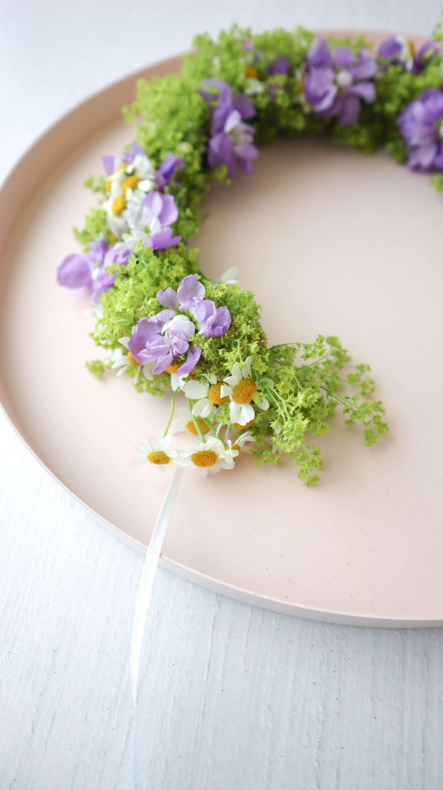 So einfach ist Blumenkranz binden: Als Haarschmuck oder Deko für JGA, Hochzeit, Festivals & Midsommar, mit dieser Anleitung ist Blumenkränze selber machen ganz leicht!