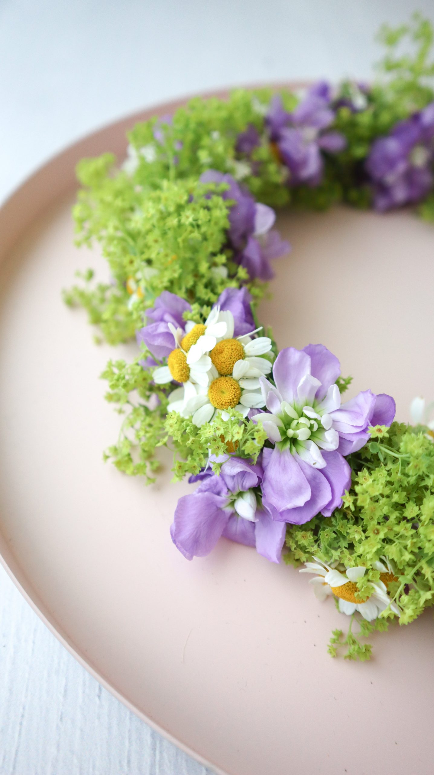 Blumenkränze fürs Haar aus frischen Blumen ganz einfach selbermachen. Einfache Anleitung DIY Blumenkranz für JGA, Hochzeit, Festival und Midsommar - Kati Make It! 