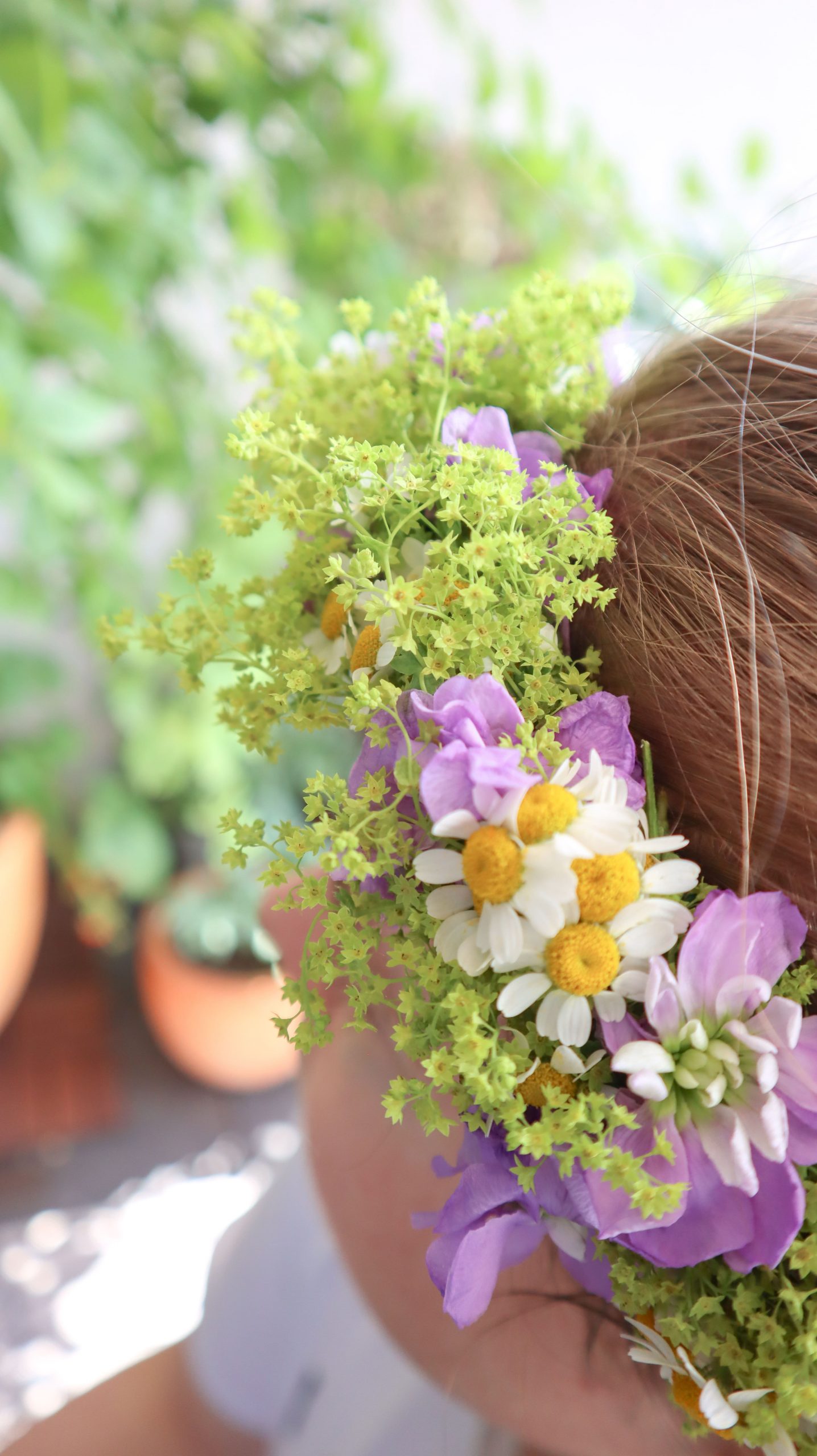 So einfach ist Blumenkranz binden: Als Haarschmuck oder Deko für JGA, Hochzeit, Festivals & Midsommar, mit dieser Anleitung ist Blumenkränze selber machen ganz leicht!