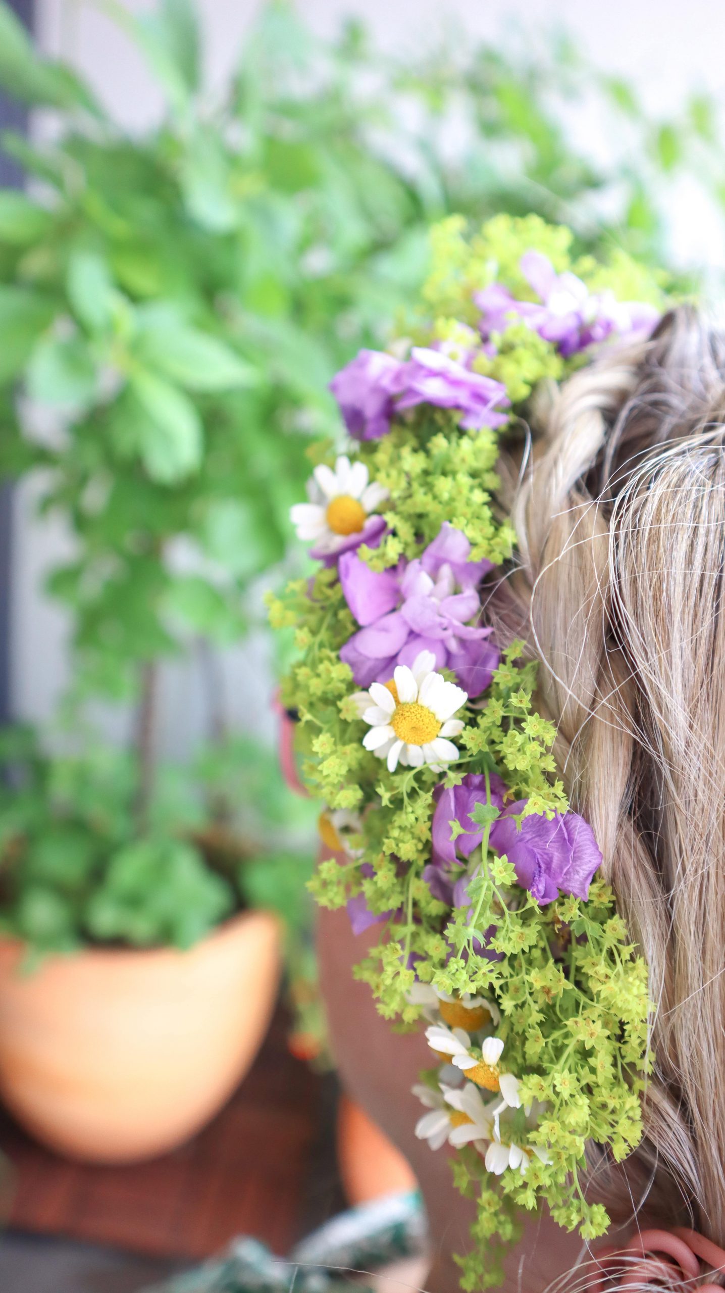 So einfach ist Blumenkranz binden: Als Haarschmuck oder Deko für JGA, Hochzeit, Festivals & Midsommar, mit dieser Anleitung ist Blumenkränze selber machen ganz leicht!