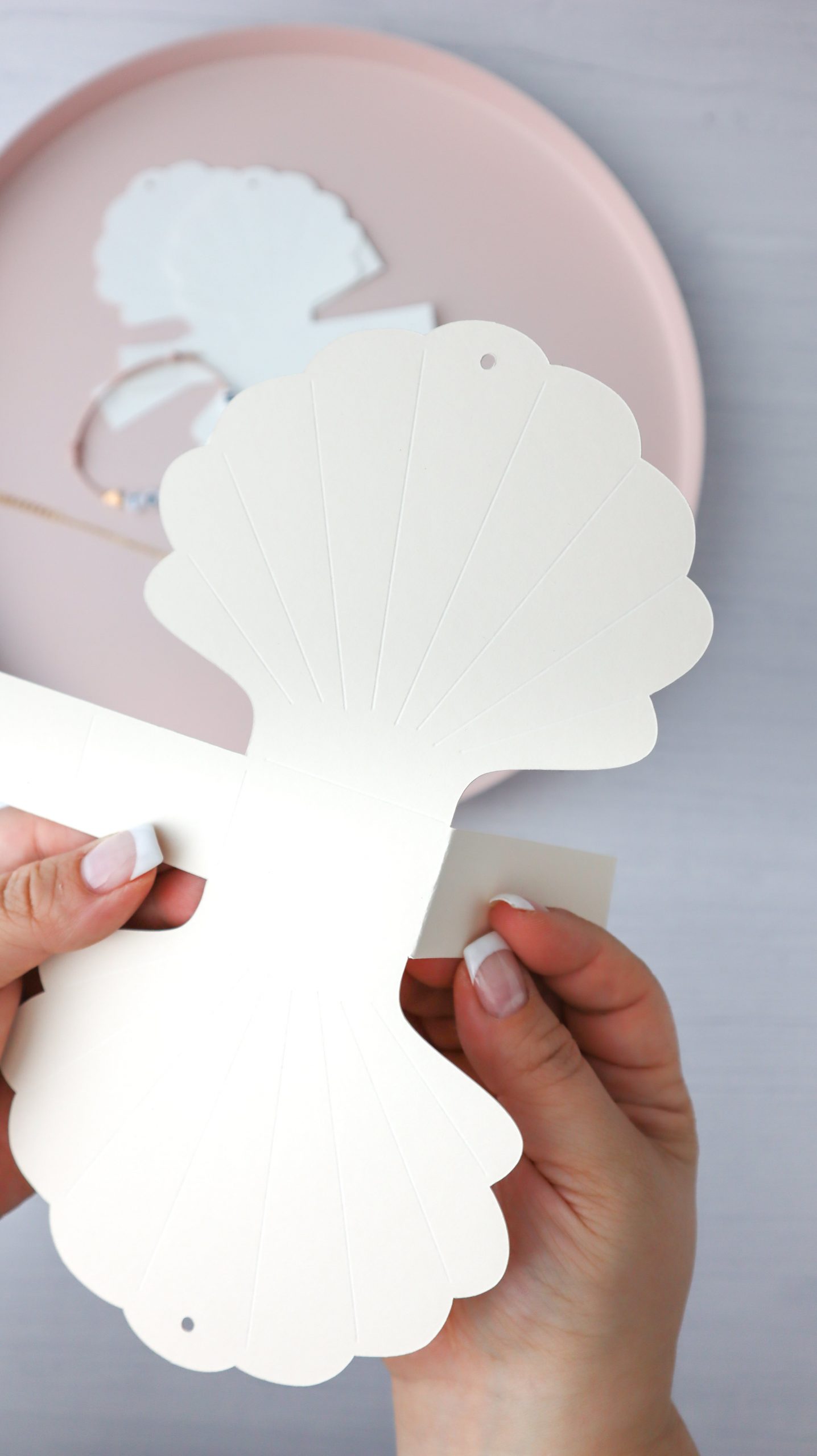 Geschenke für Trauzeuginnen schön verpacken: DIY Muschel-Verpackung - Kati Make It 