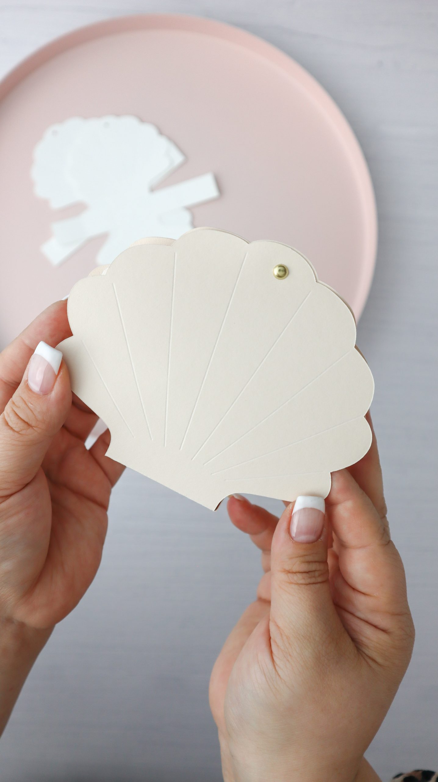 Geschenke für Trauzeuginnen schön verpacken: DIY Muschel-Verpackung - Kati Make It 