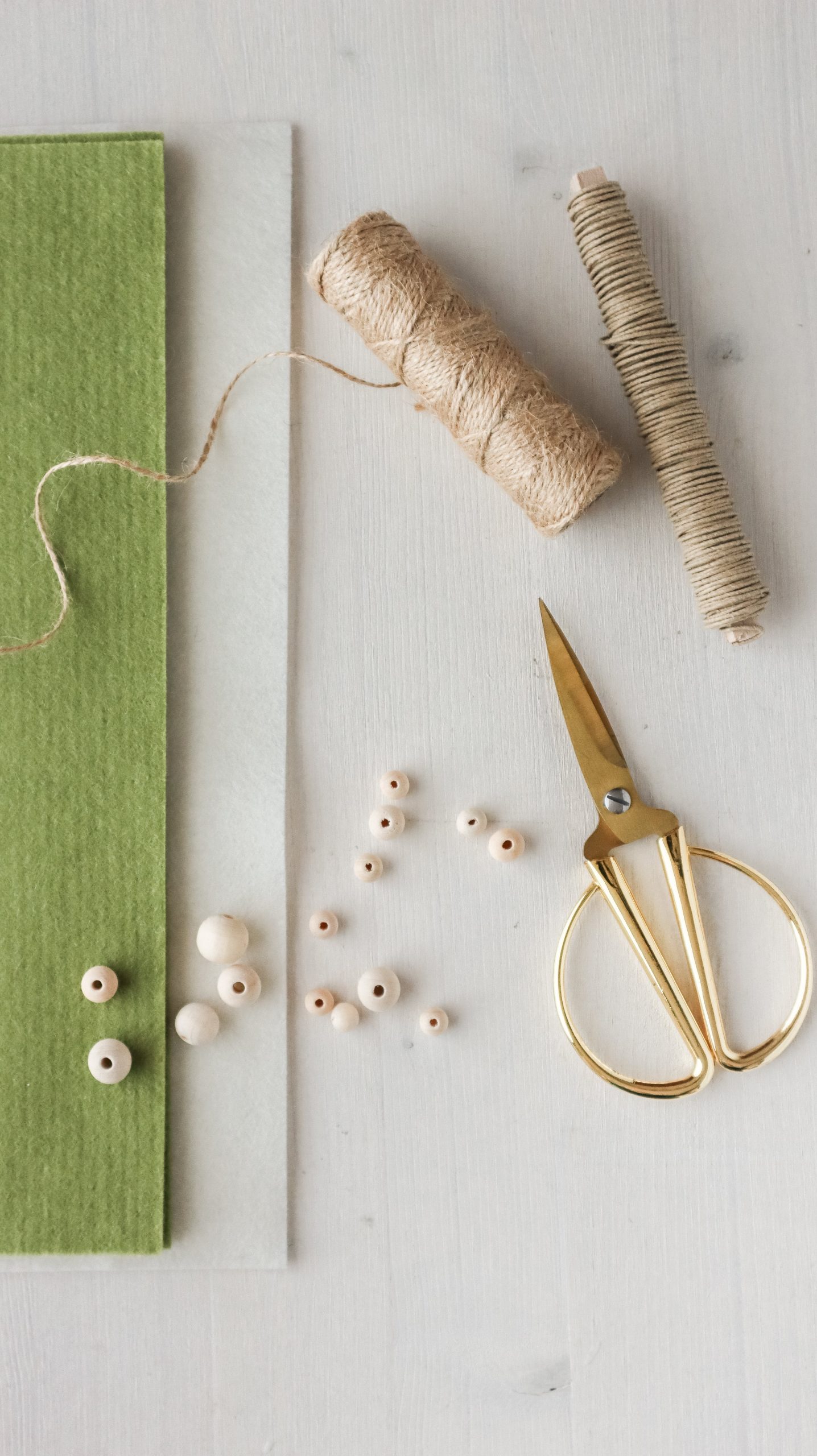 DIY-Girlande aus Filz ohne Nähen einfach selber machen. Schlichte und zeitlose Deko-Idee für das Baby- Kinderzimmer von - Kati Make It