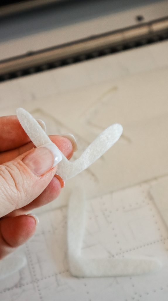 DIY-Girlande aus Filz ohne Nähen einfach selber machen. Schlichte und zeitlose Deko-Idee für das Baby- Kinderzimmer von - Kati Make It