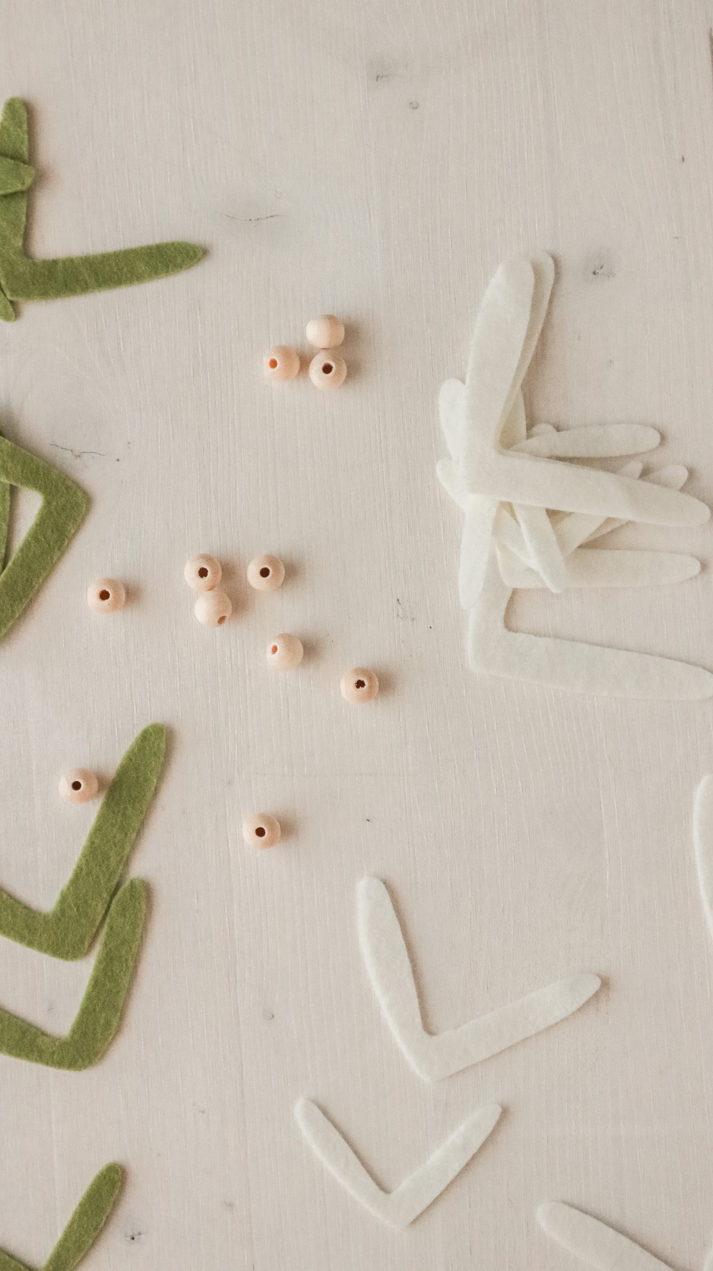 DIY-Girlande aus Filz ohne Nähen einfach selber machen. Schlichte und zeitlose Deko-Idee für das Baby- Kinderzimmer von - Kati Make It