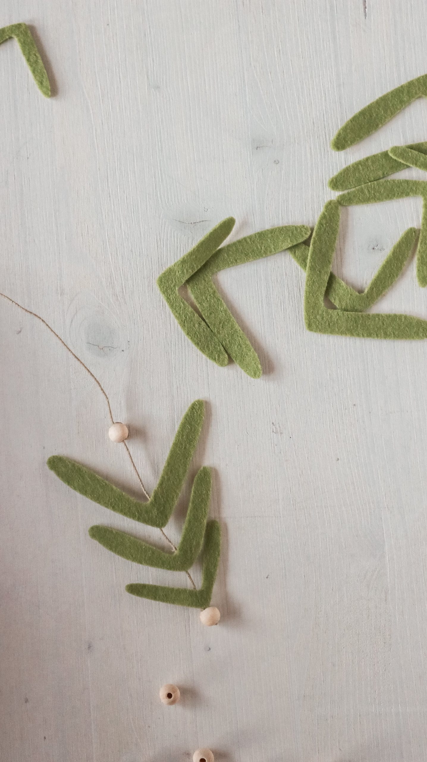 DIY-Girlande aus Filz ohne Nähen einfach selber machen. Schlichte und zeitlose Deko-Idee für das Baby- Kinderzimmer von - Kati Make It