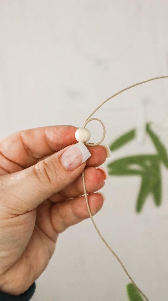 DIY-Girlande aus Filz ohne Nähen einfach selber machen. Schlichte und zeitlose Deko-Idee für das Baby- Kinderzimmer von - Kati Make It