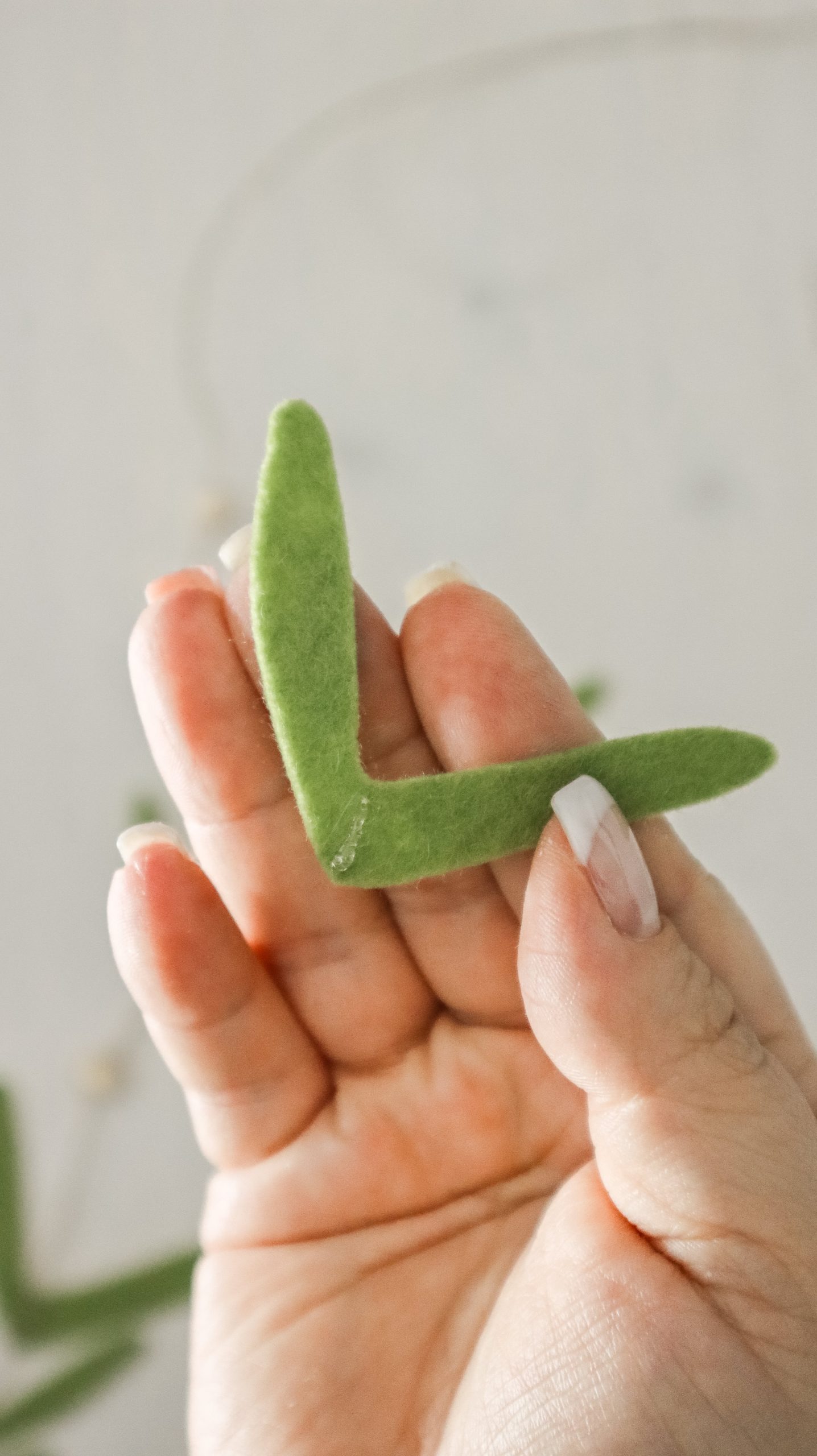 DIY-Girlande aus Filz ohne Nähen einfach selber machen. Schlichte und zeitlose Deko-Idee für das Baby- Kinderzimmer von - Kati Make It