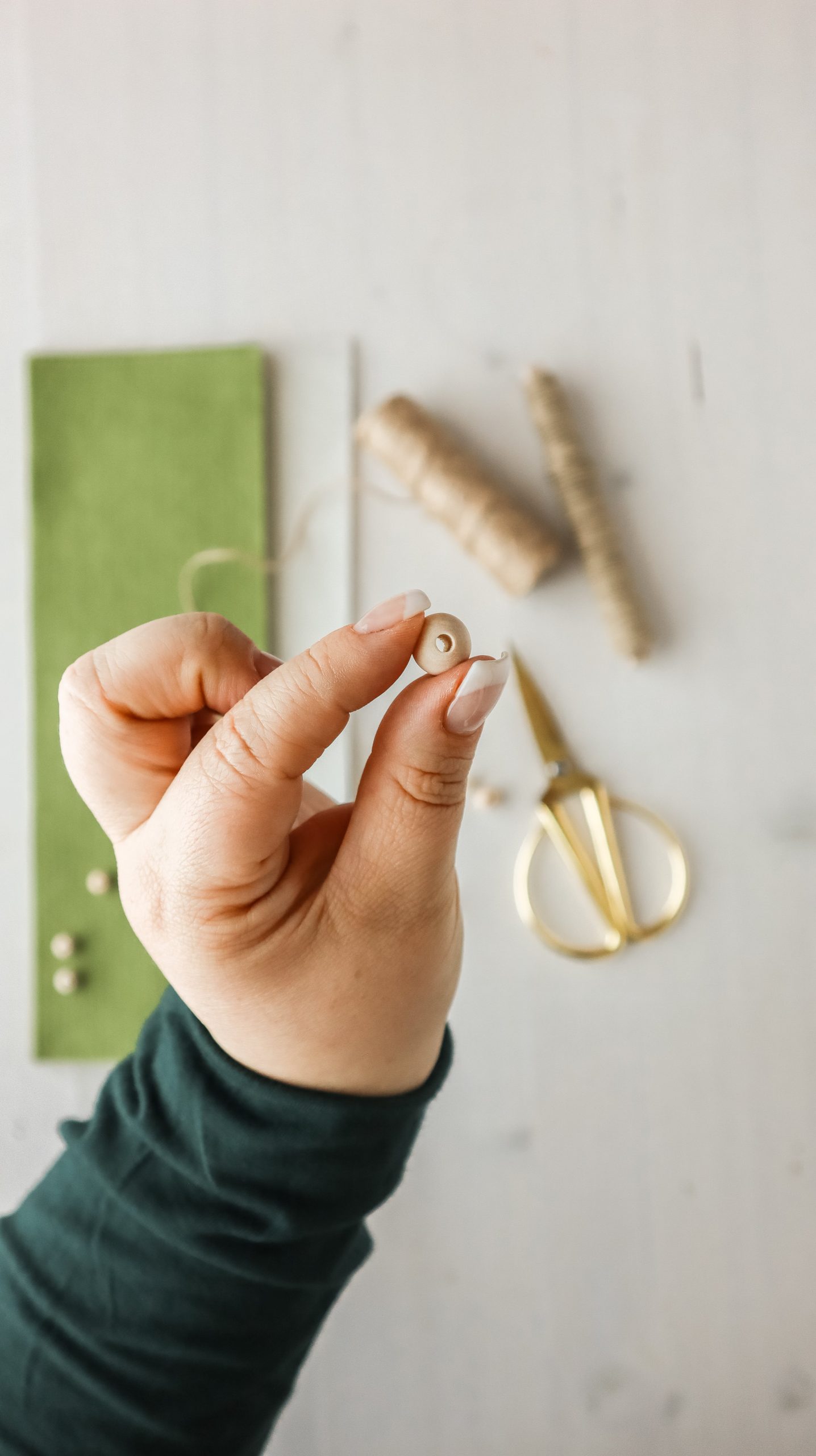 DIY-Girlande aus Filz ohne Nähen einfach selber machen. Schlichte und zeitlose Deko-Idee für das Baby- Kinderzimmer von - Kati Make It