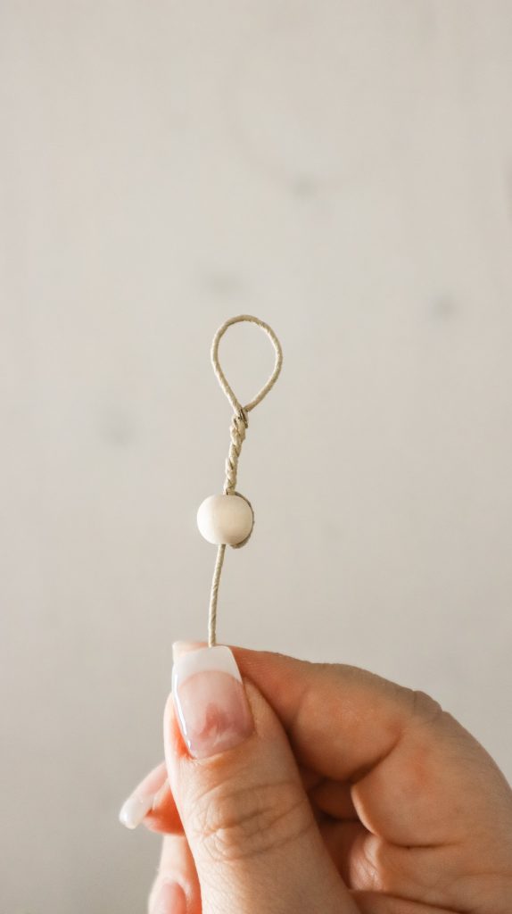 DIY-Girlande aus Filz ohne Nähen einfach selber machen. Schlichte und zeitlose Deko-Idee für das Baby- Kinderzimmer von - Kati Make It