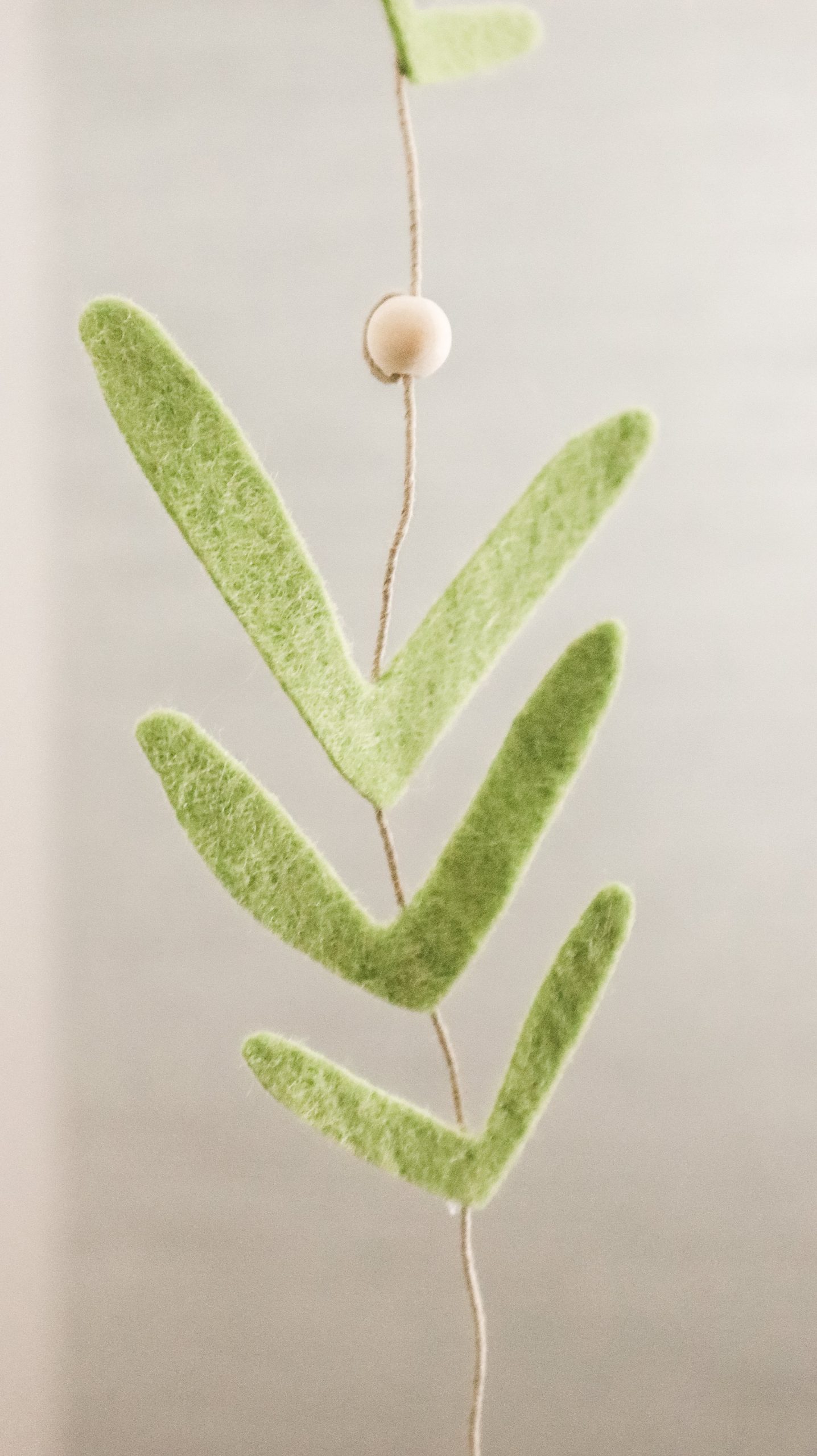 DIY-Girlande aus Filz ohne Nähen einfach selber machen. Schlichte und zeitlose Deko-Idee für das Baby- Kinderzimmer von - Kati Make It
