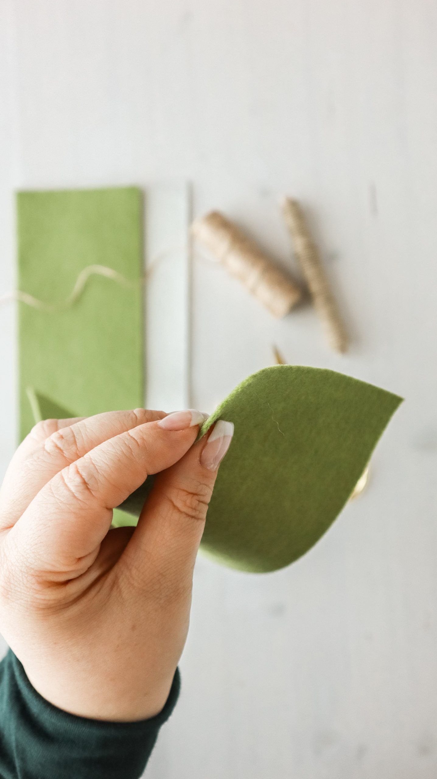 DIY-Girlande aus Filz ohne Nähen einfach selber machen. Schlichte und zeitlose Deko-Idee für das Baby- Kinderzimmer von - Kati Make It